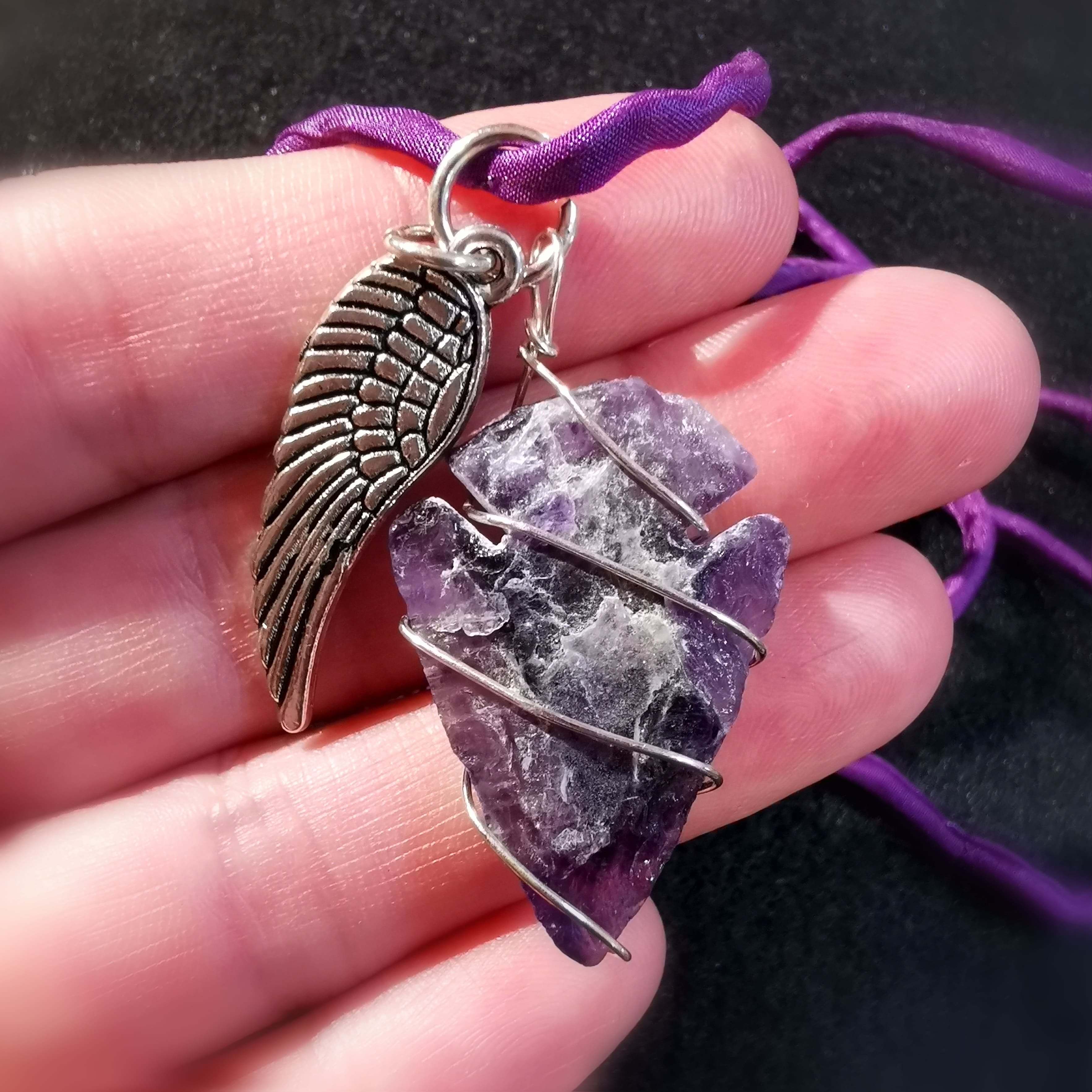 Amethyst Speer Spitze Edelstein: Engelsflügel Karma Kette, Heilstein Seide Messing, geweiht, Intuition und Stärke