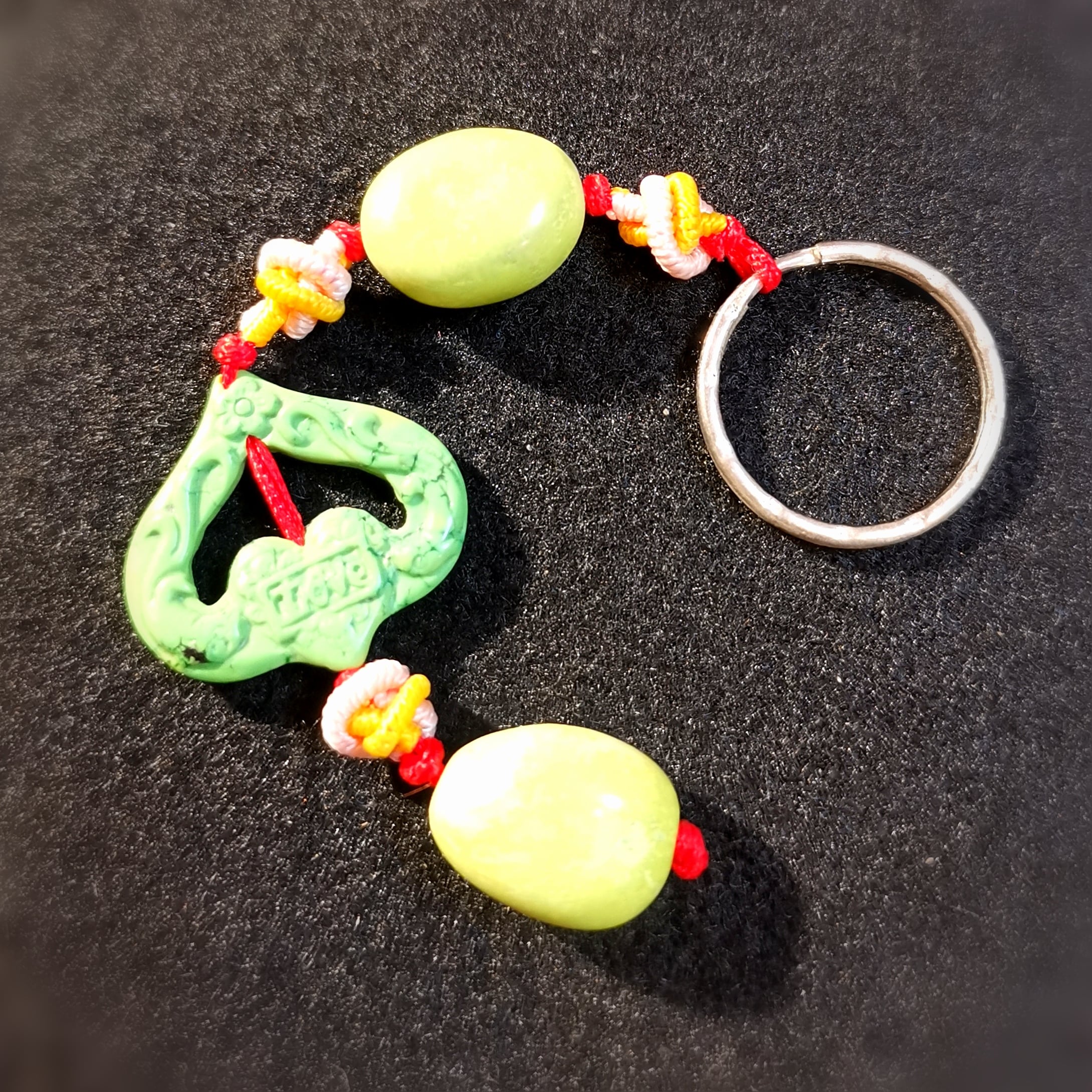 Lucky in Love Charm, Boho Deko Anhänger für Handtaschen und Schlüssel, Echt Stein Magnesit, grün bunt