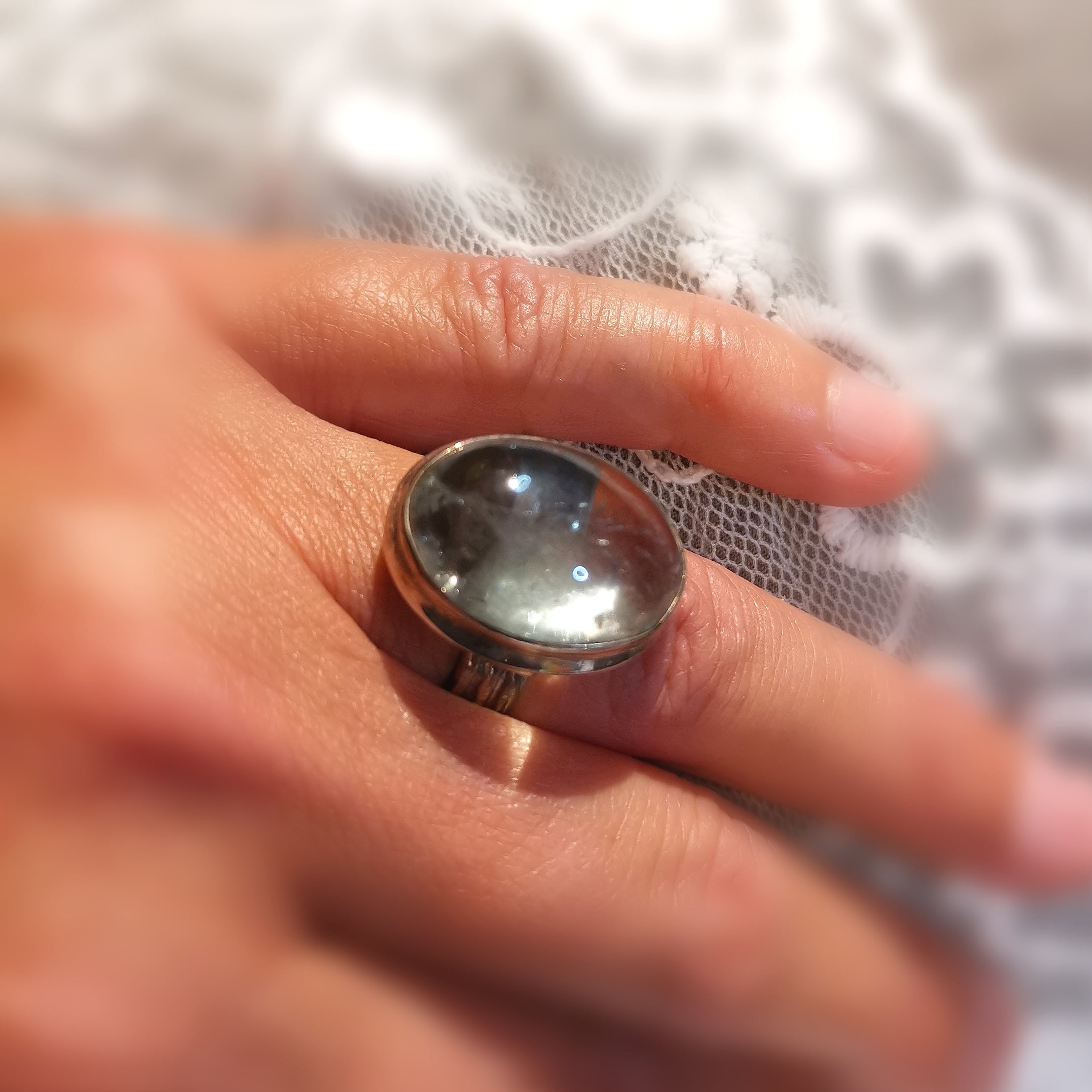 Prasiolith Ring mit zauberhafter Spiegelung, grüner Amethyst in Sterlingsilber, geweiht, Liebe und Vertrauen