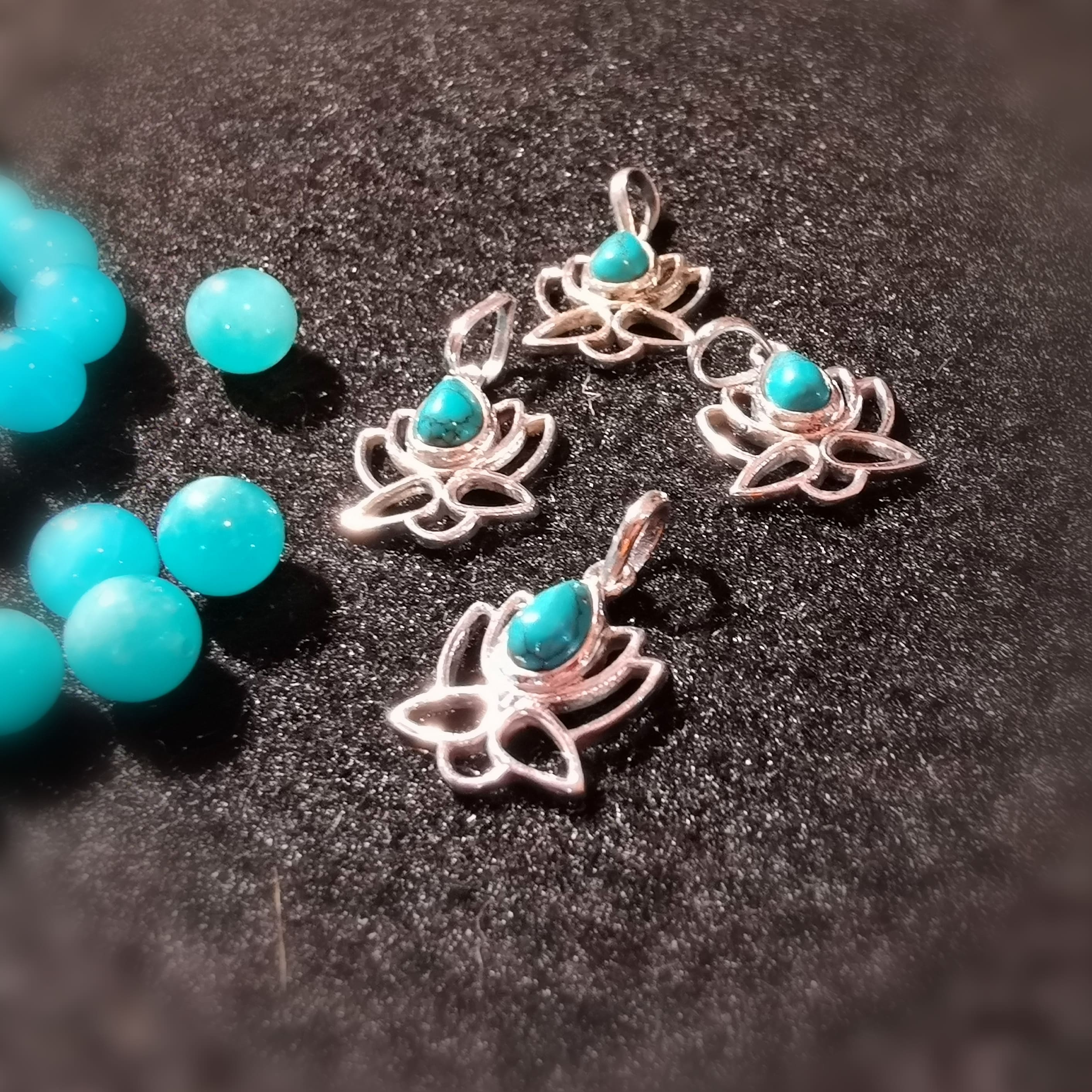 Türkis Lotus Sterlingsilber Karma Anhänger, lichtvoll und zart, Mondgöttin Edelstein, Heilstein geweiht, Freiheit