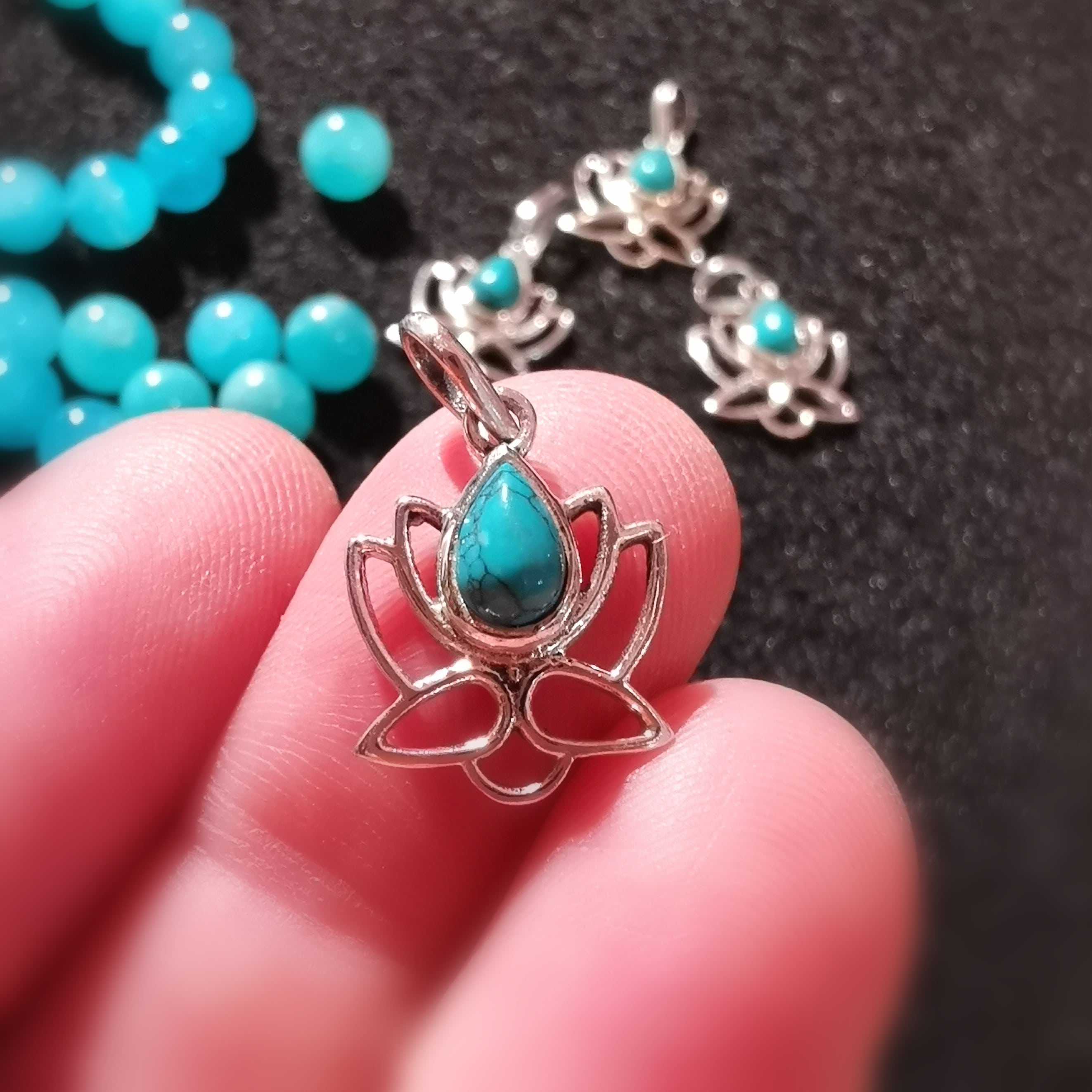 Türkis Lotus Sterlingsilber Karma Anhänger, lichtvoll und zart, Mondgöttin Edelstein, Heilstein geweiht, Freiheit