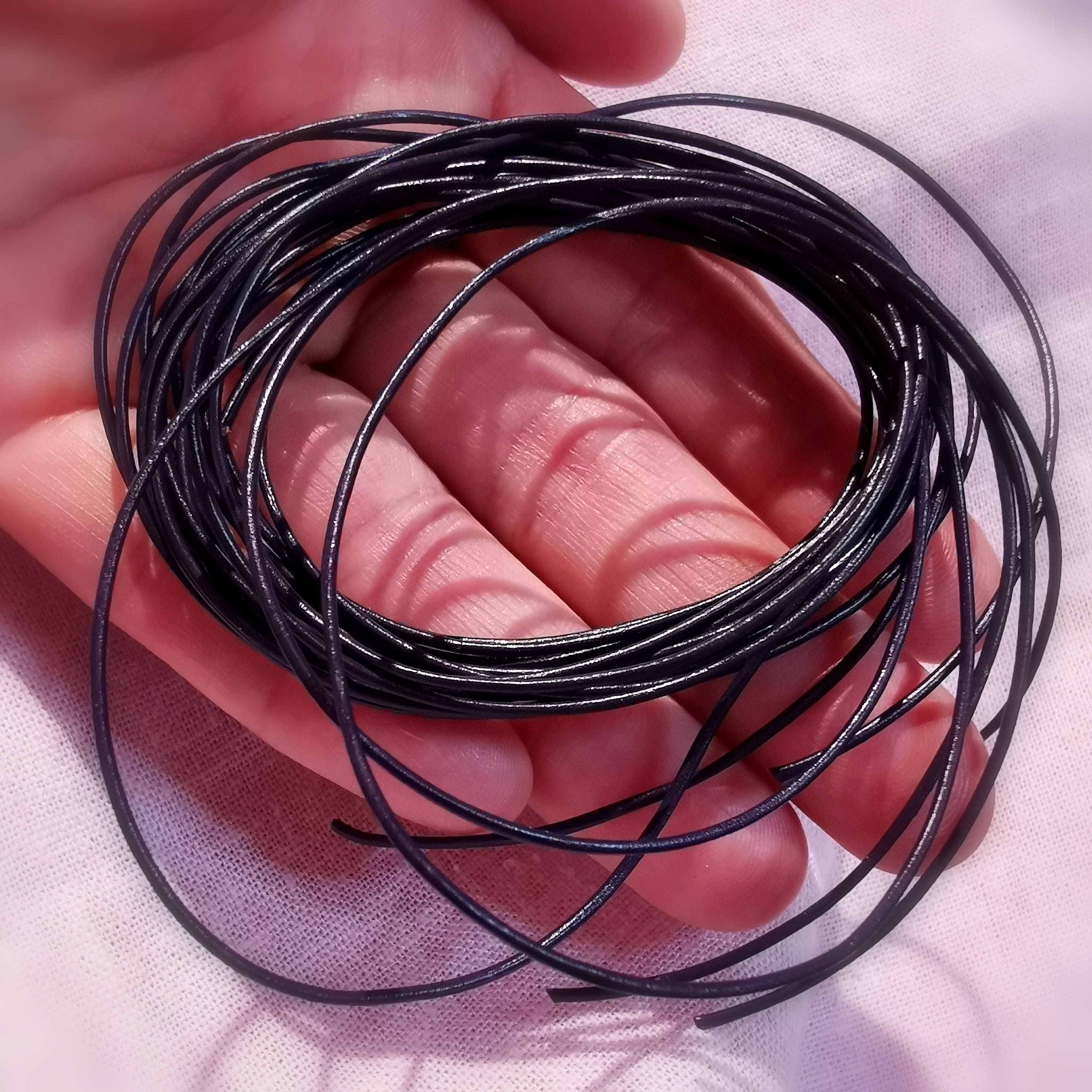 Lederband natur tief dunkel lila, warmer Farbton, Länge 80 cm, Stärke 1 mm