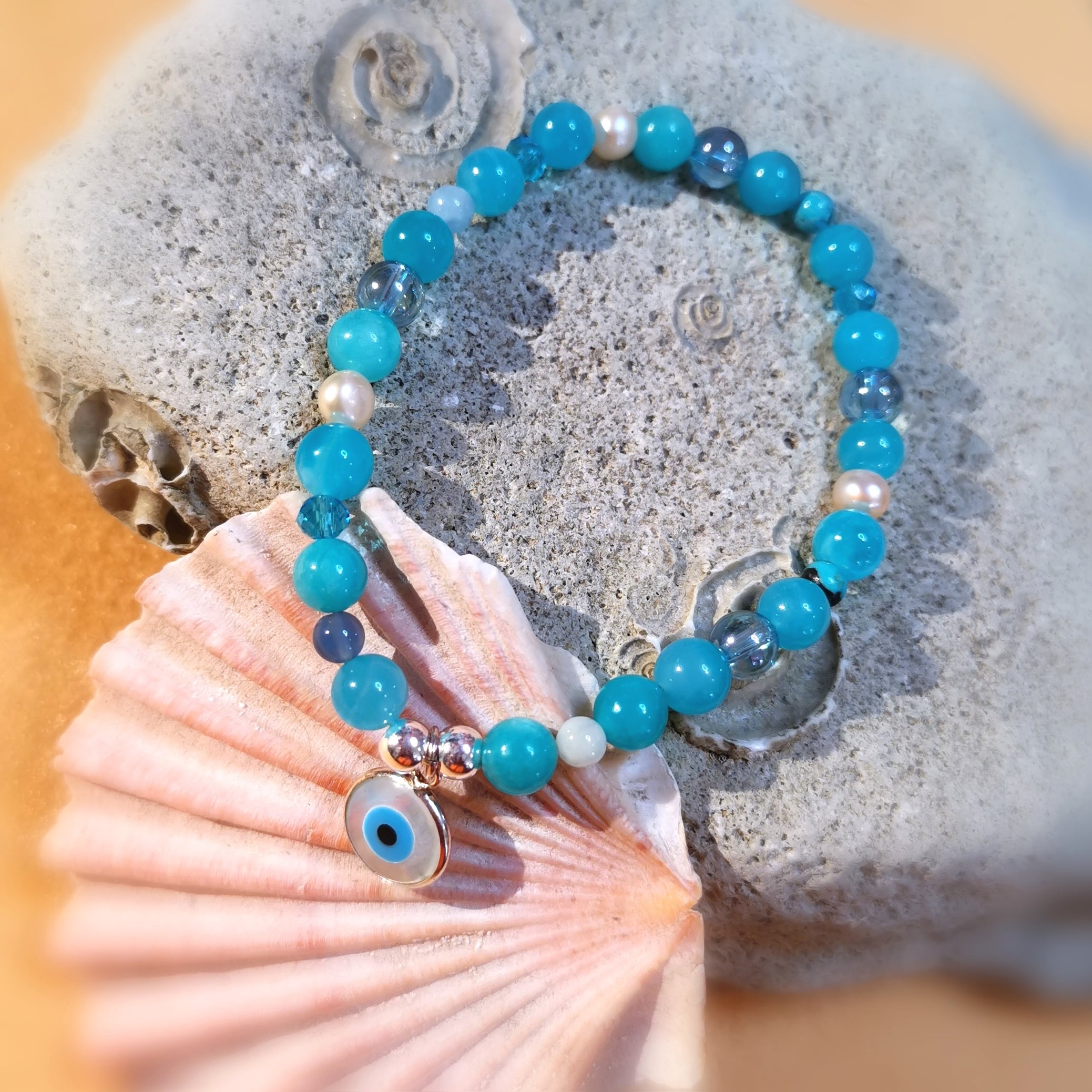 Amazonit Edelstein Mix mit Aqua Aura, Perle, Swarovski Kristall und Auge von Nazar Charm, Karma Heilstein Armband, geweiht - lichtvoll behütet