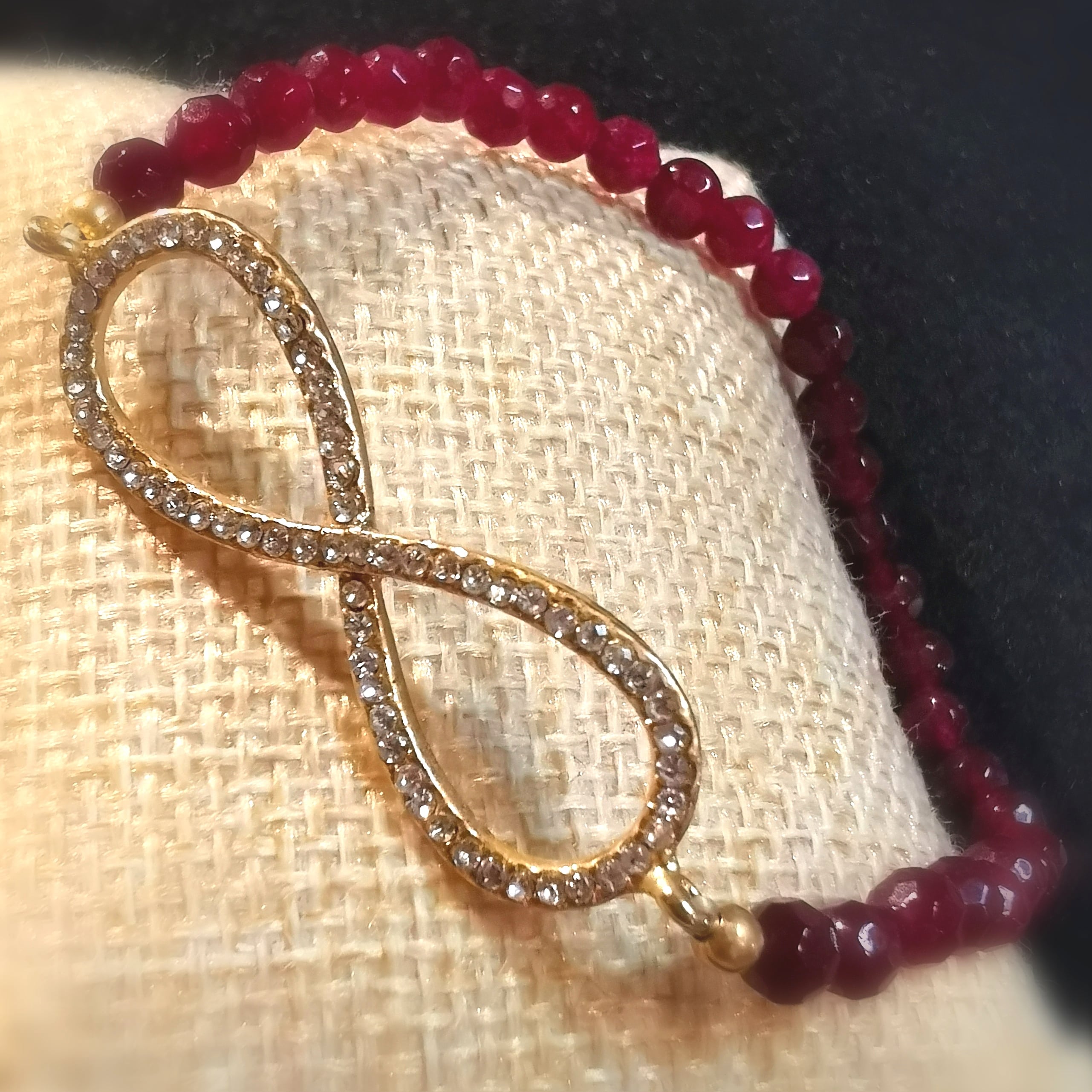 Infinity Unendlich Boho Hippie Glitzer Armband dunkles rot pink, Swarovski Kristalle - freier Energiefluss