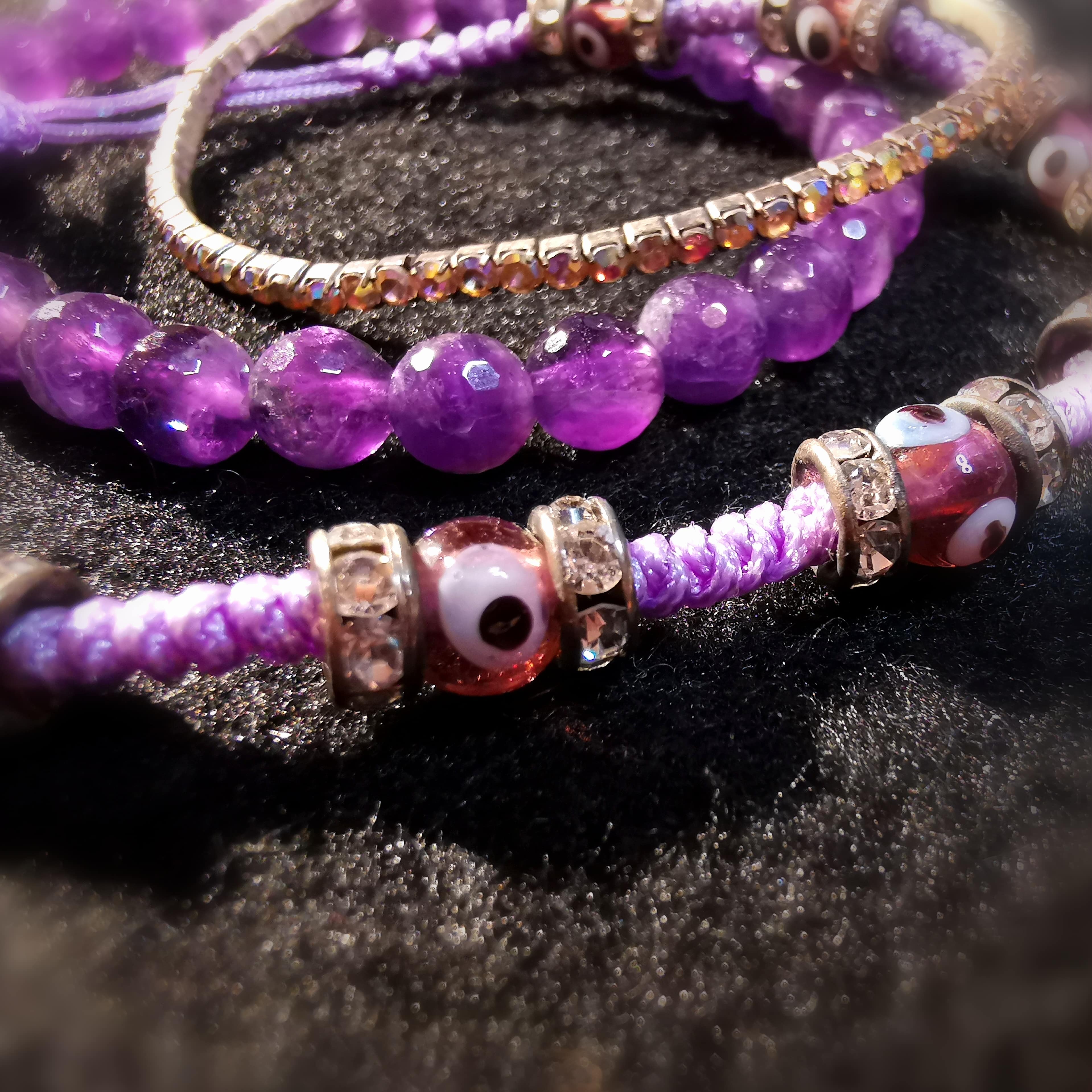 Amethyst Karma Edelstein mit Boho Bijou Armbändchen, lila Chakra Set, Auge von Nazar, geweiht - Schutz