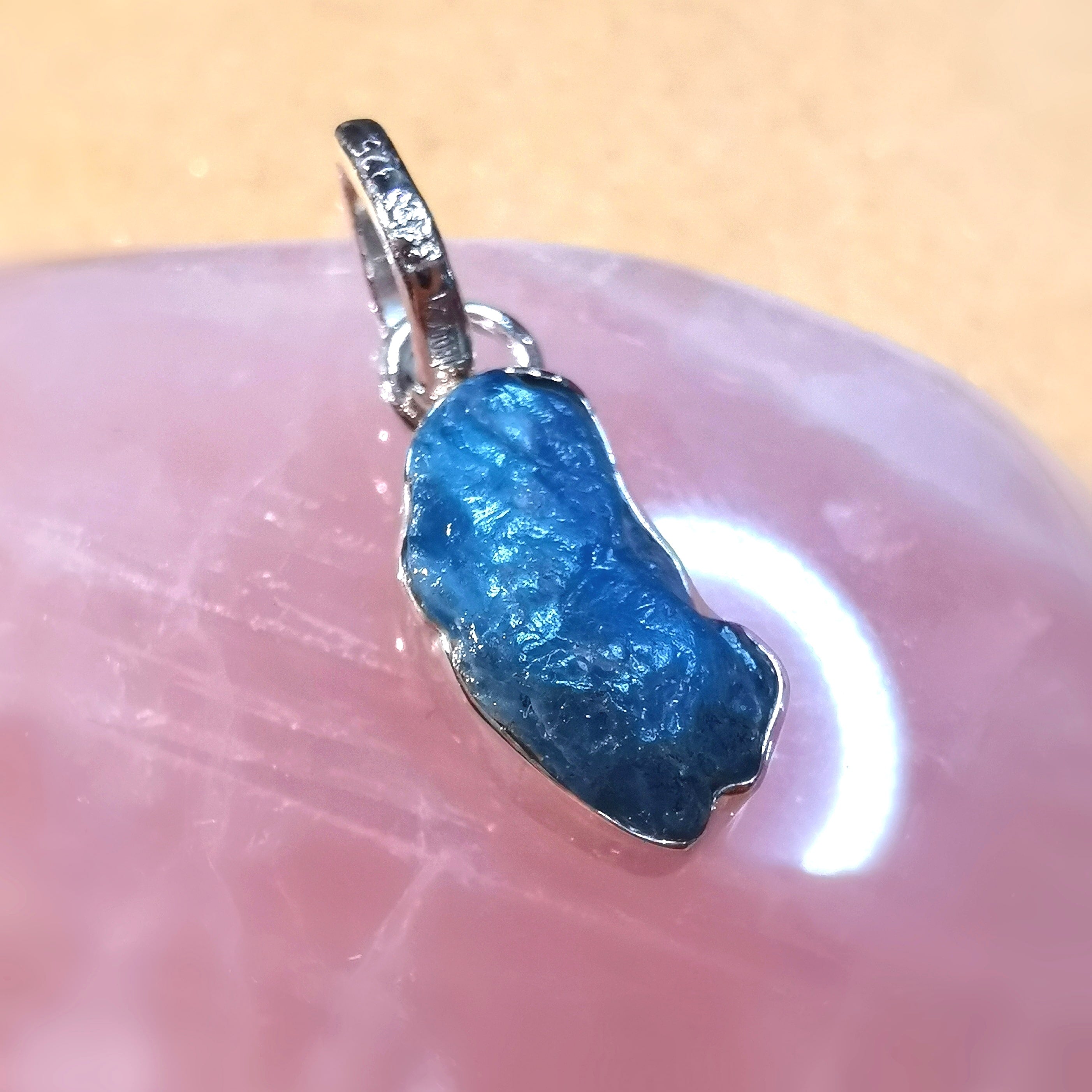 Apatit Natur Edelstein Design Karma Anhänger Sterlingsilber, AA Heilstein Qualität, petrol, geweiht - Entspannung