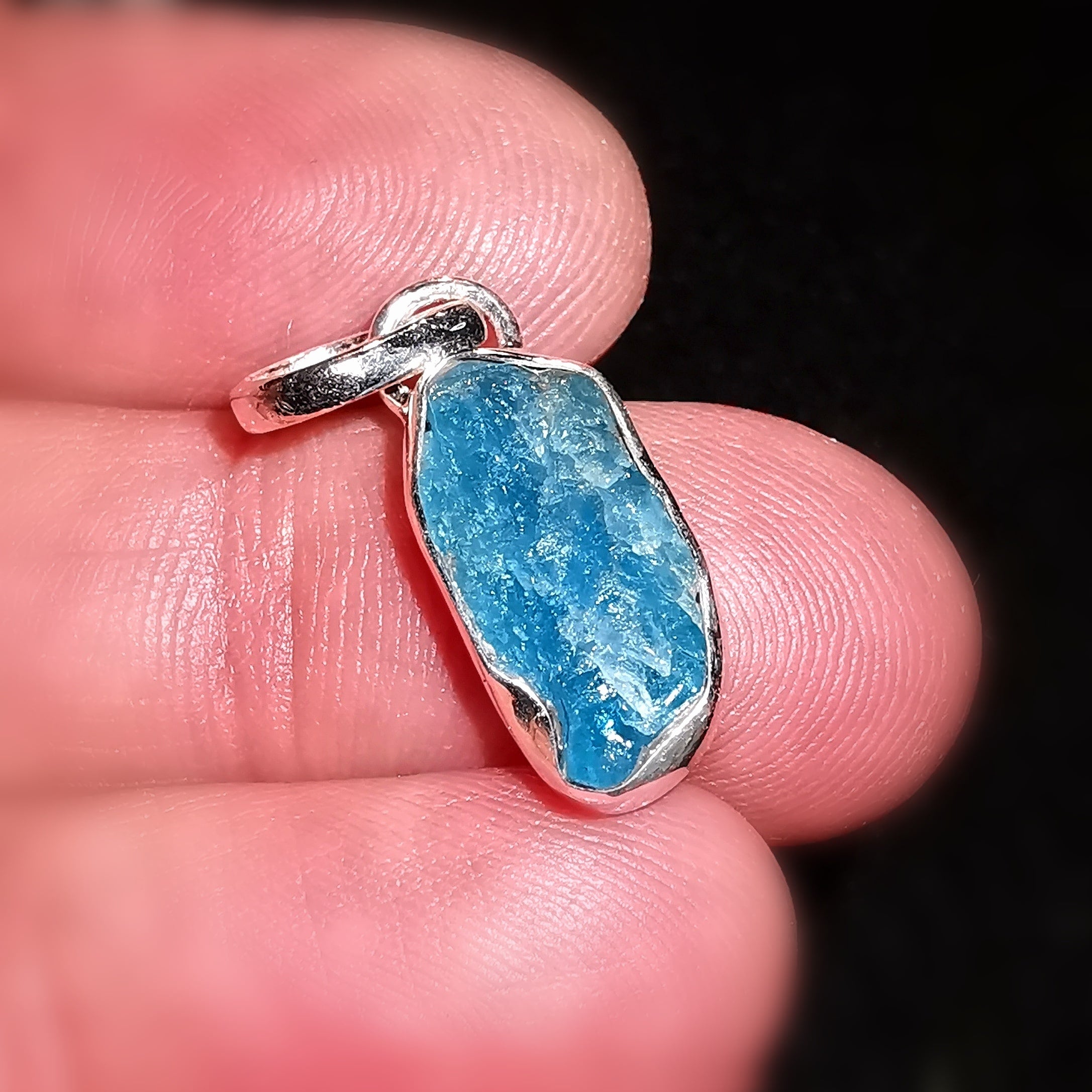 filigraner Apatit Natur Edelstein Design Karma Anhänger Sterlingsilber, AA Heilstein Qualität, petrol, geweiht - Entspannung