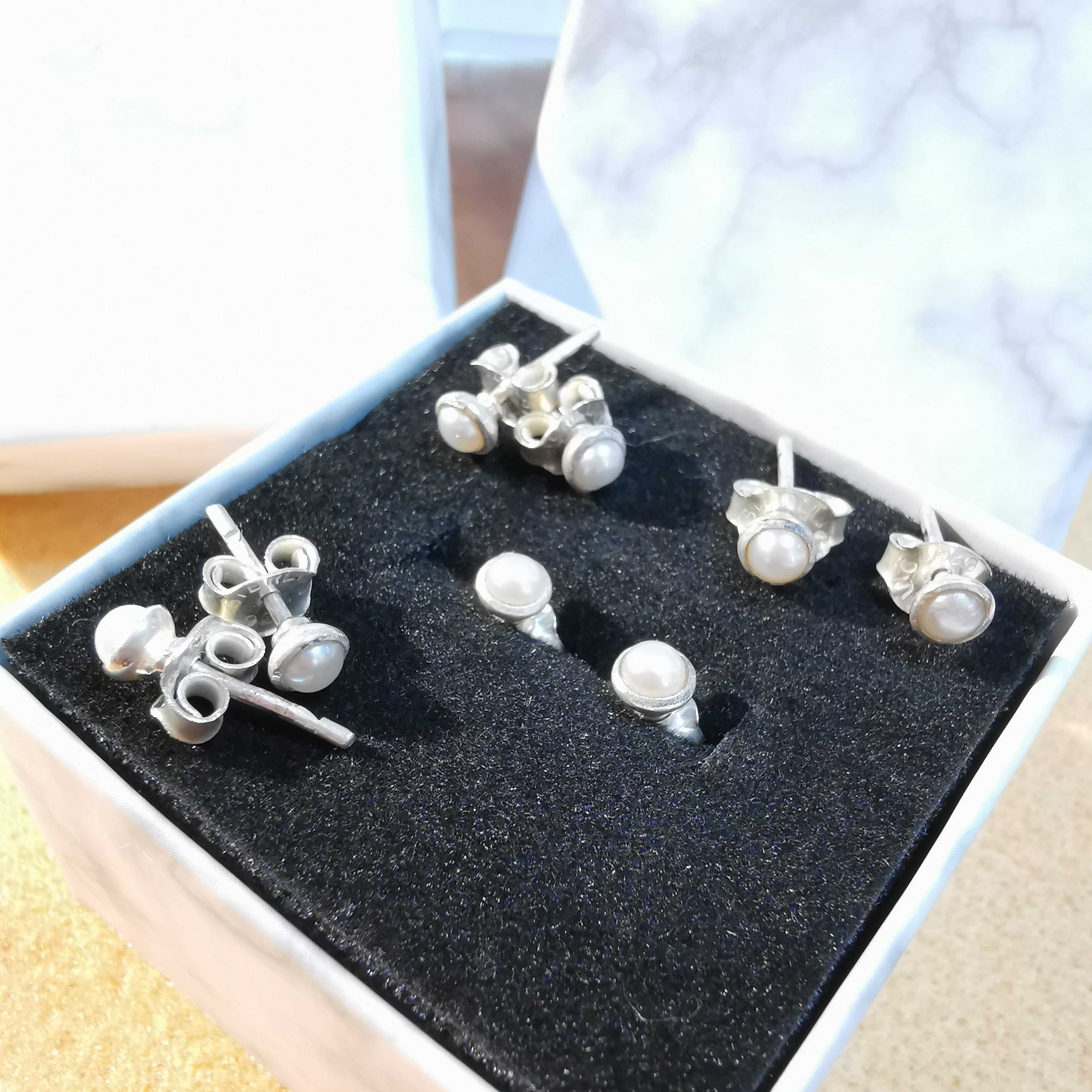 Mini pendientes de perlas pendientes de diseño blancos, con hermoso brillo de plata de ley - la belleza de la vida