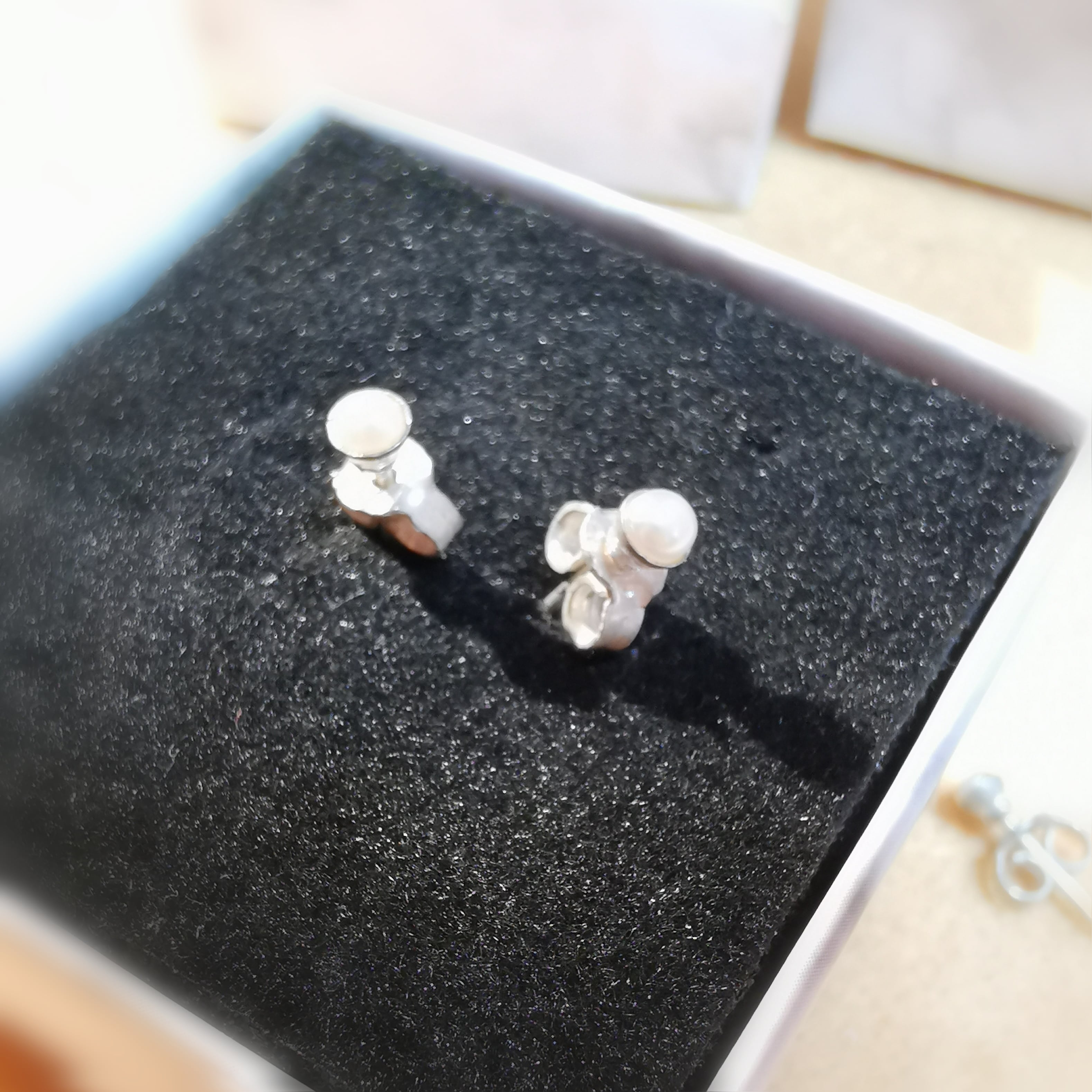 Mini pendientes de perlas pendientes de diseño blancos, con hermoso brillo de plata de ley - la belleza de la vida