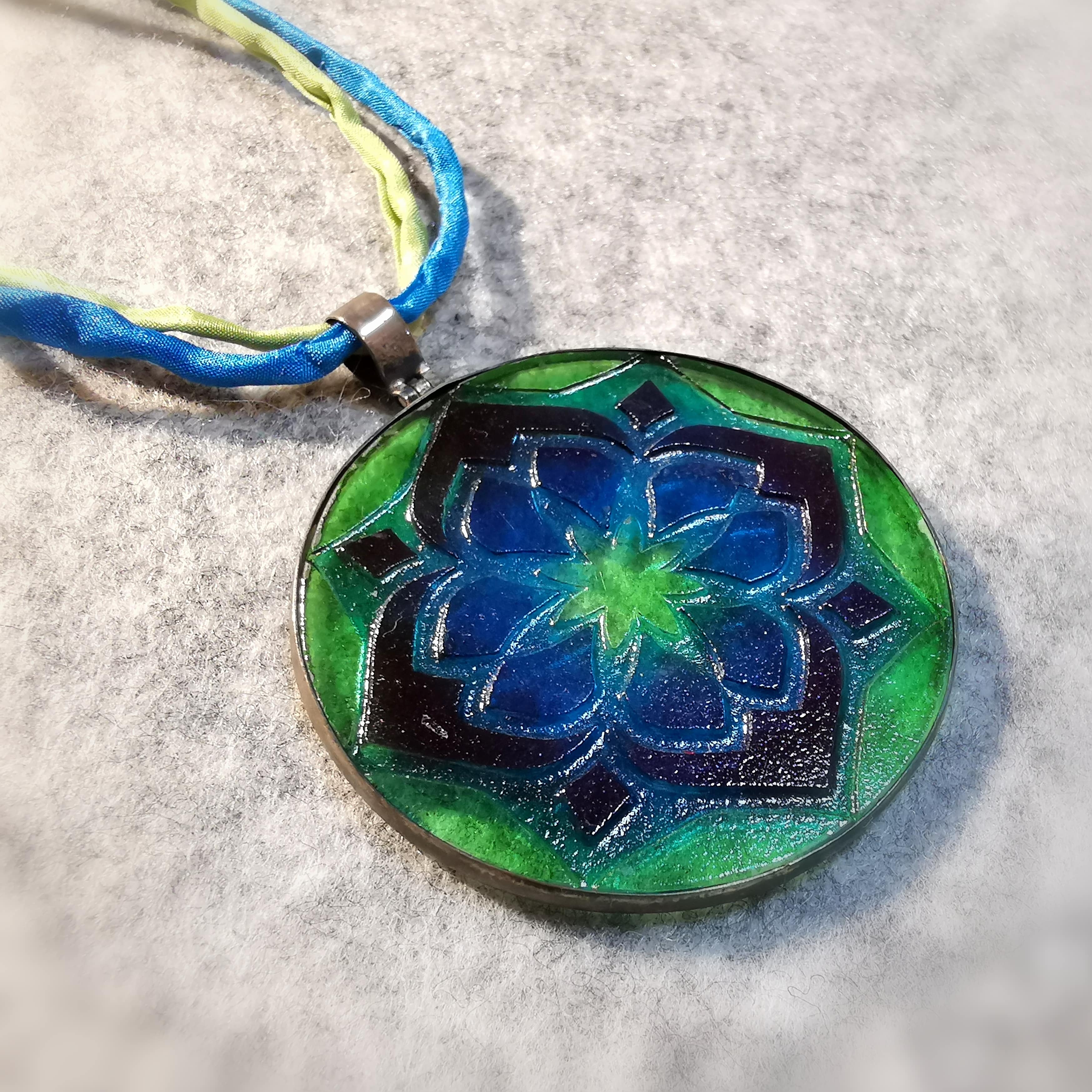 Mandala Amulett Grün Blau, Lebensblume Karma Kette, Boho Schmuck geweiht, Chakra Energie, Liebe und Vertrauen