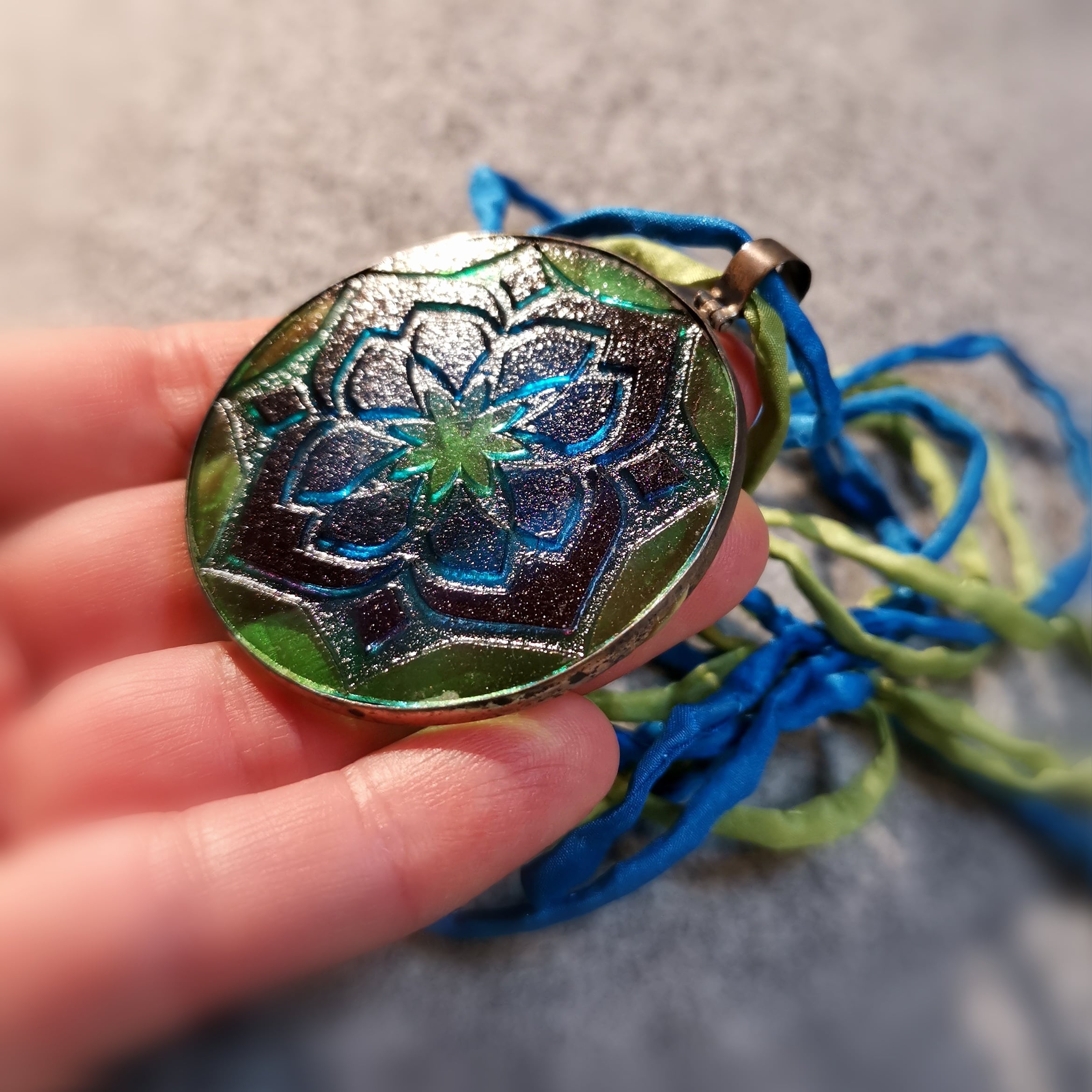 Mandala Amulett Grün Blau, Lebensblume Karma Kette, Boho Schmuck geweiht, Chakra Energie, Liebe und Vertrauen