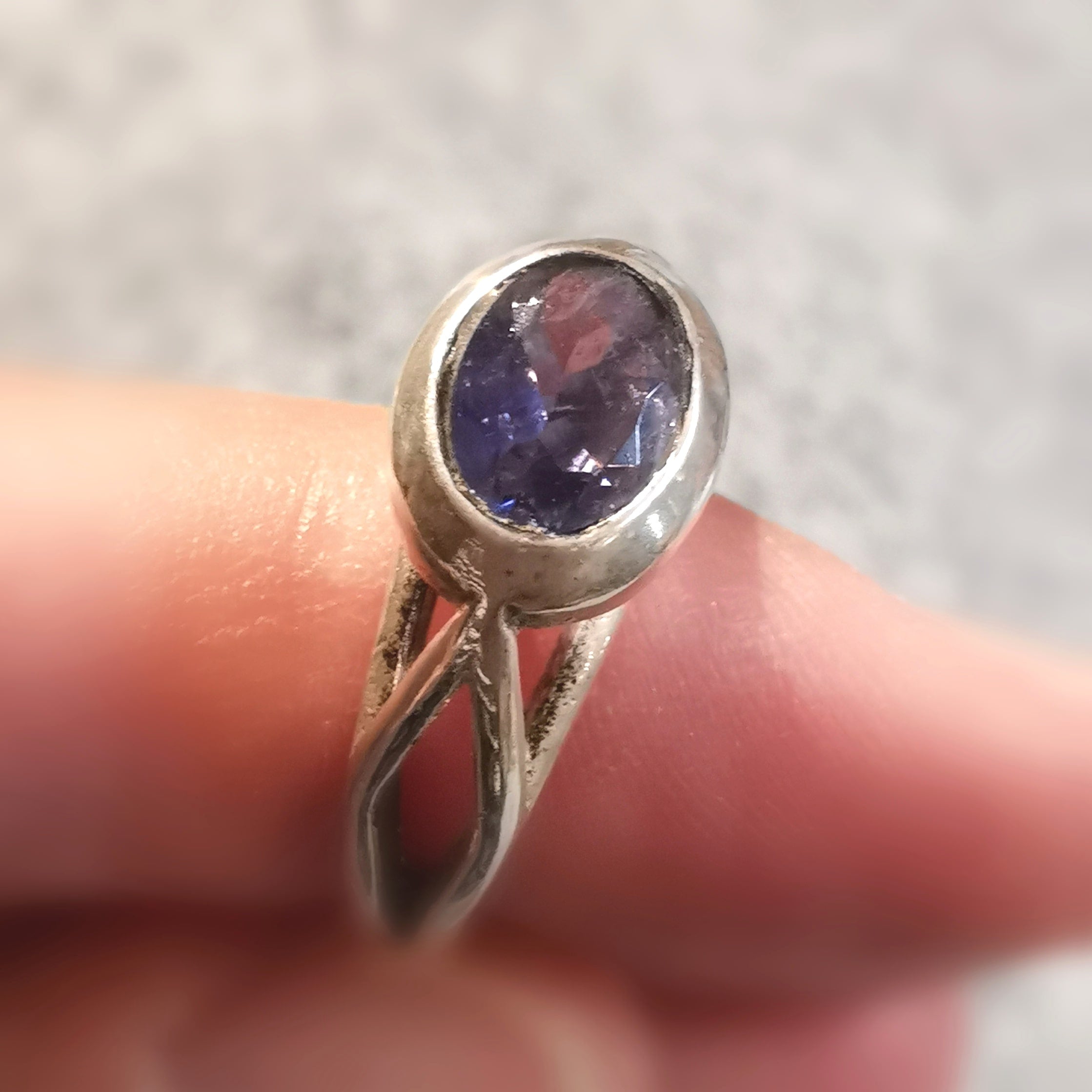 Amethyst Sterlingsilber Vintage Design Ring, kleine Grösse 49, Kronenchakra Edelstein Fingerring, zur Ruhe kommen