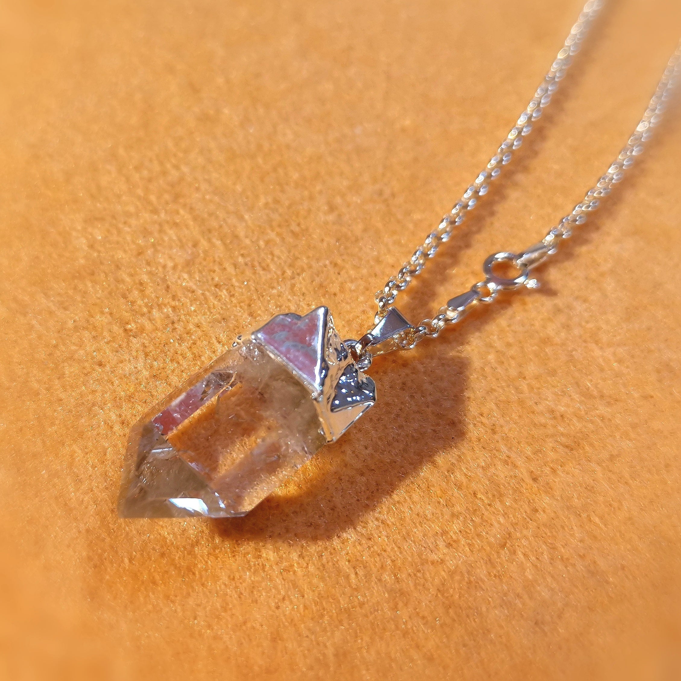 Bergkristall Design Heilstein Anhänger mit kräftiger Kette, Edelstein Karma Aura Schmuck, geweiht - Klarheit, neue Kraft