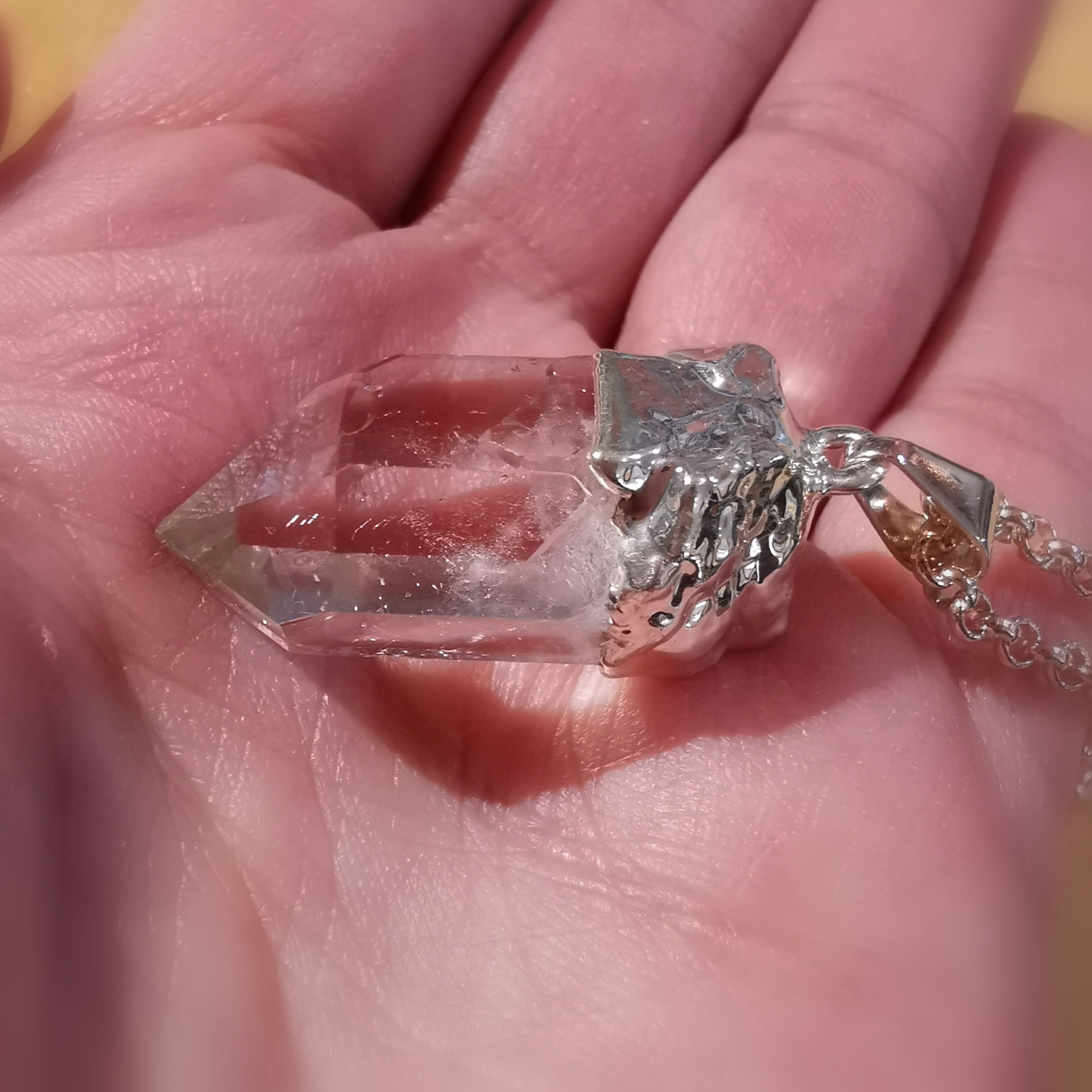 Bergkristall Design Heilstein Anhänger mit kräftiger Kette, Edelstein Karma Aura Schmuck, geweiht - Klarheit, neue Kraft