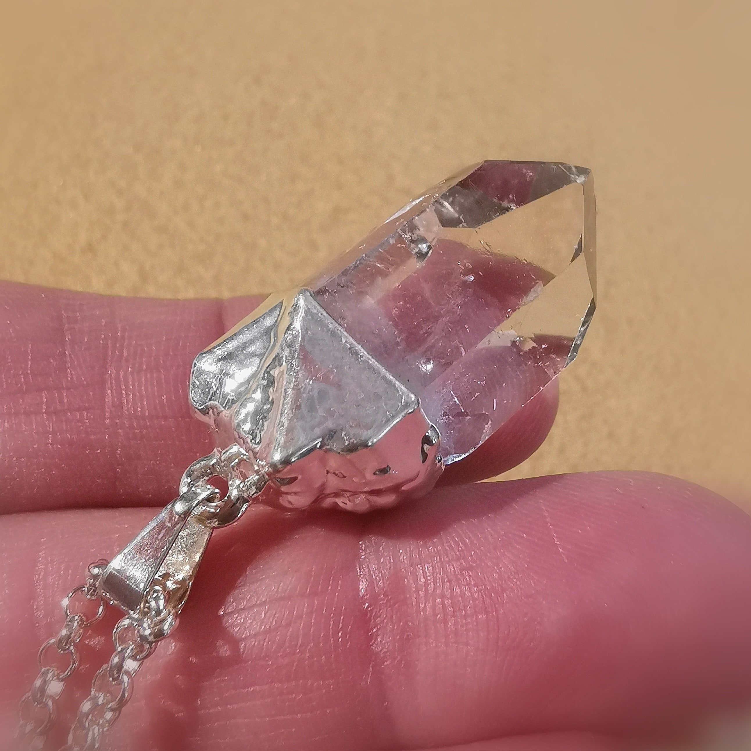 Bergkristall Design Heilstein Anhänger mit kräftiger Kette, Edelstein Karma Aura Schmuck, geweiht - Klarheit, neue Kraft
