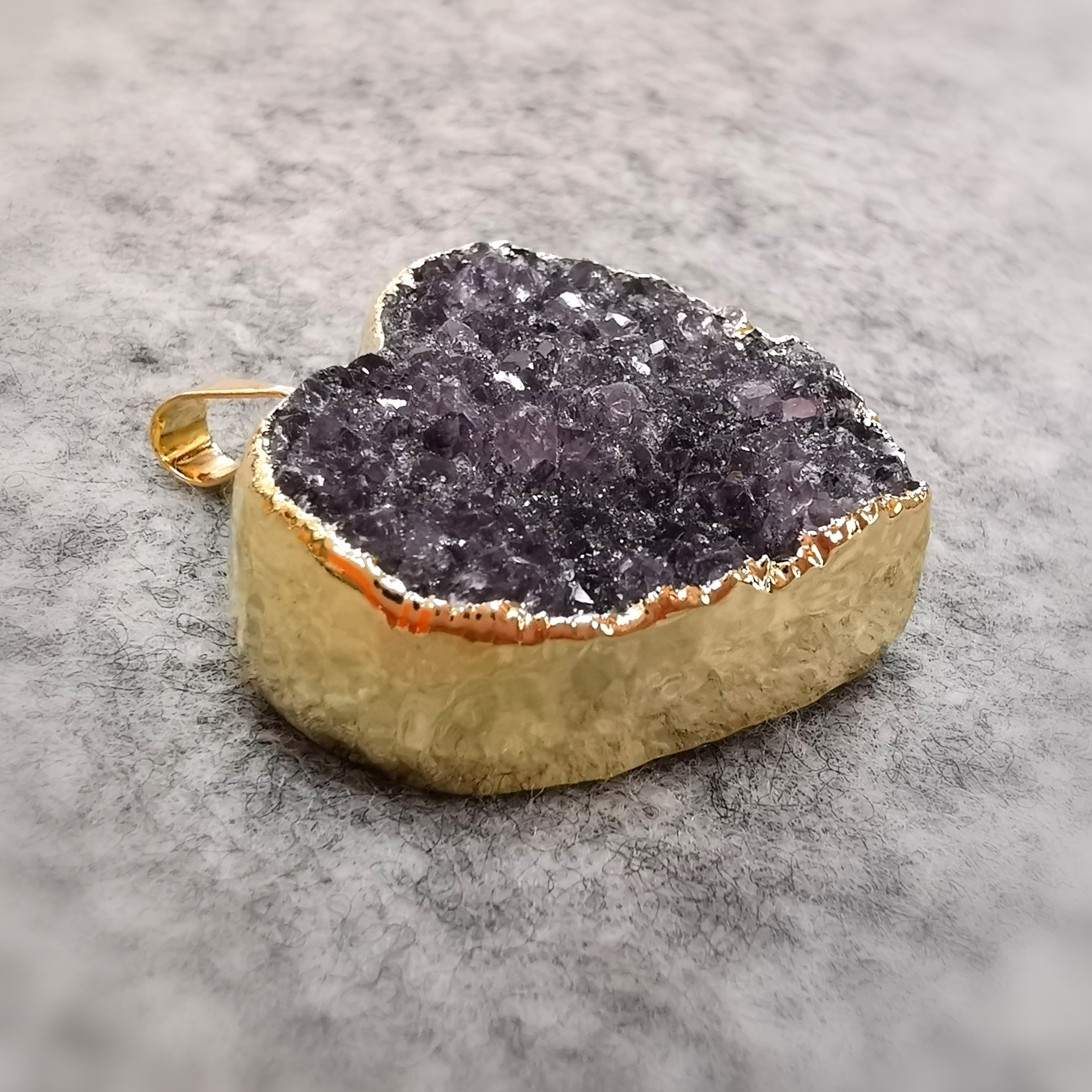 Amethyst Natur Kristall Rohstein Drusen Herz, vergoldet, Karma Edelstein Anhänger, AA Heilstein Qualität, geweiht - Liebe, Harmonie
