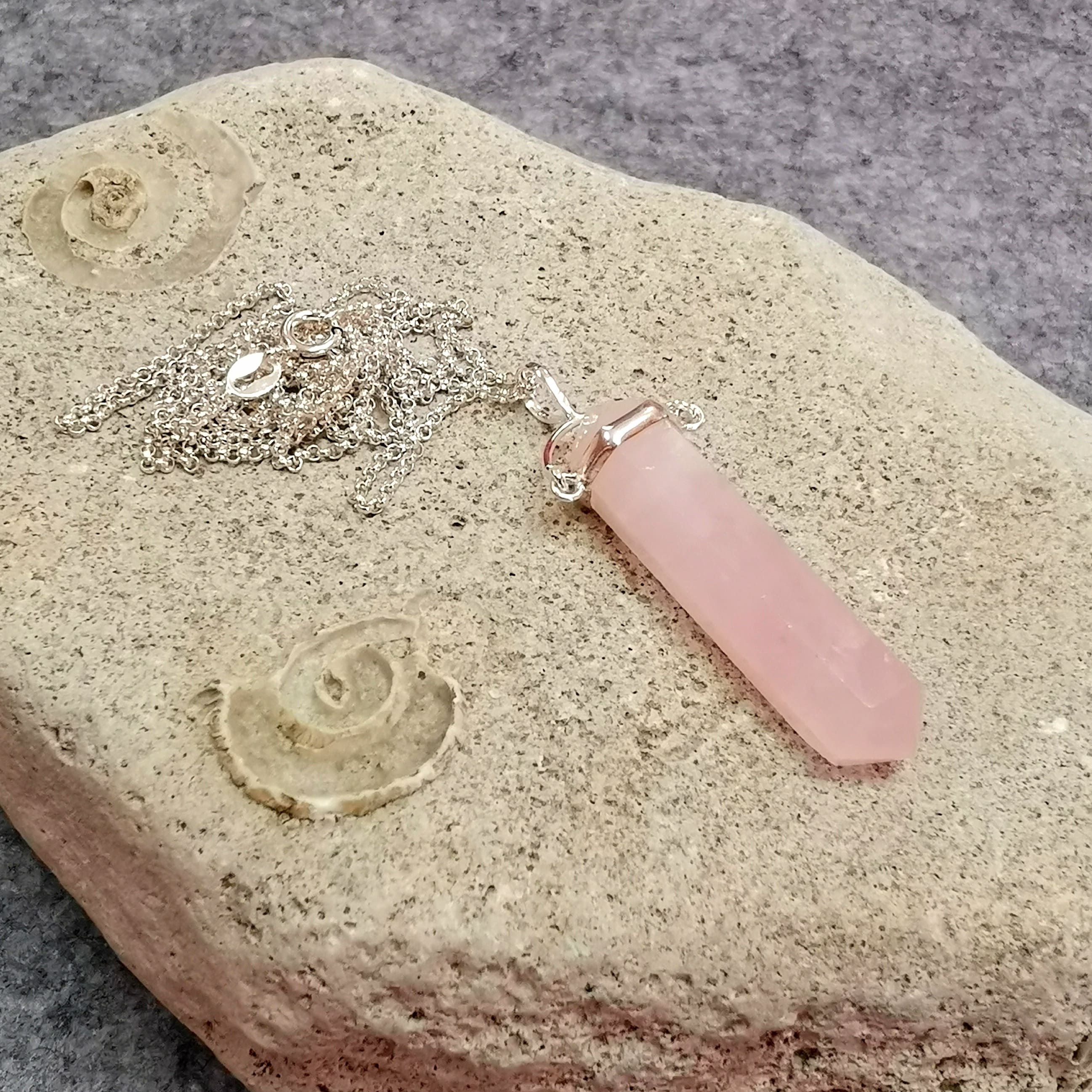 Rosenquarz Stab Spitze Edelstein Heilstein Karma Kette 80 cm, geweiht - Liebe zum Leben