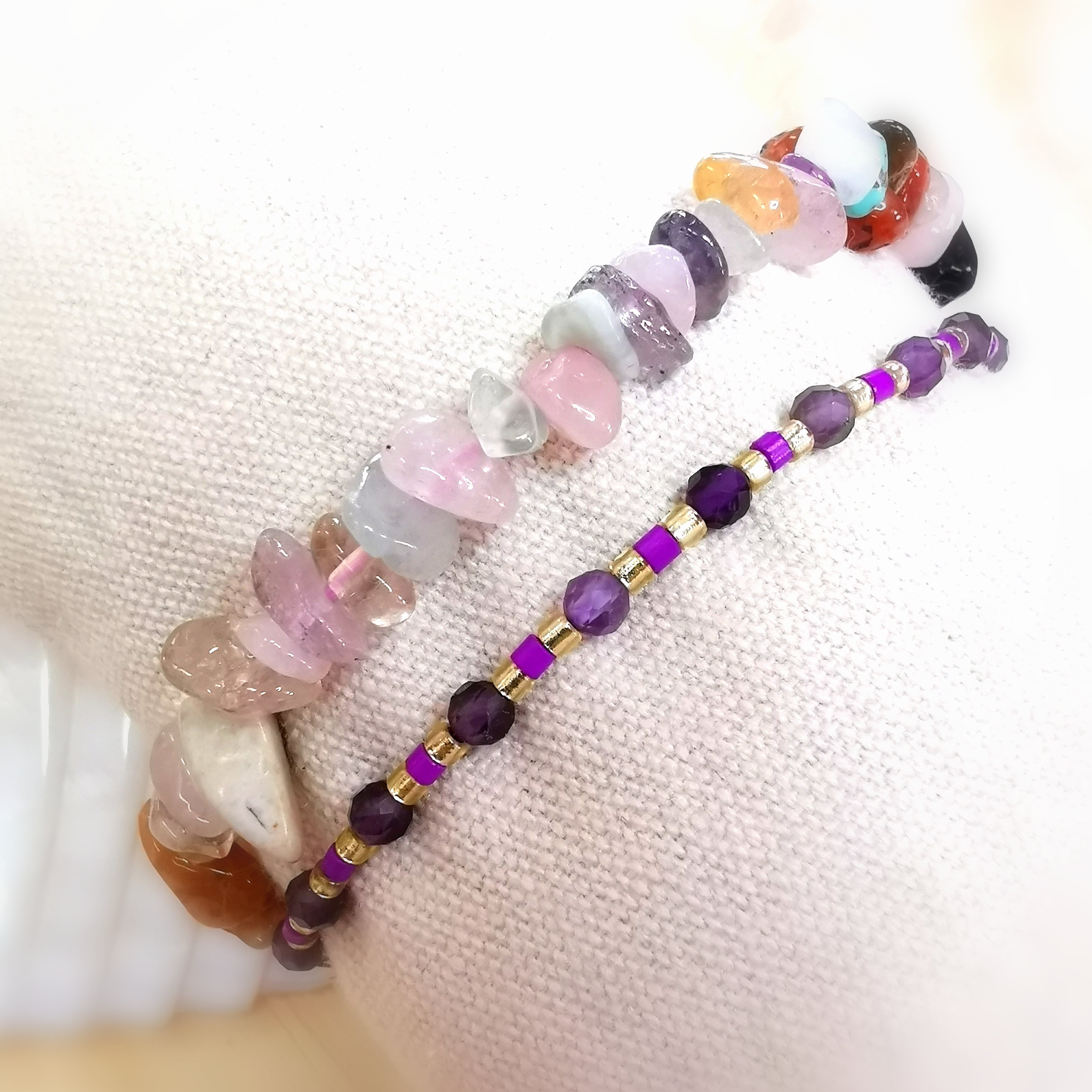 Lila buntes Boho Armbändchen 2er Chakra Set mit Amethyst, geweiht - Frieden, Spiritualität