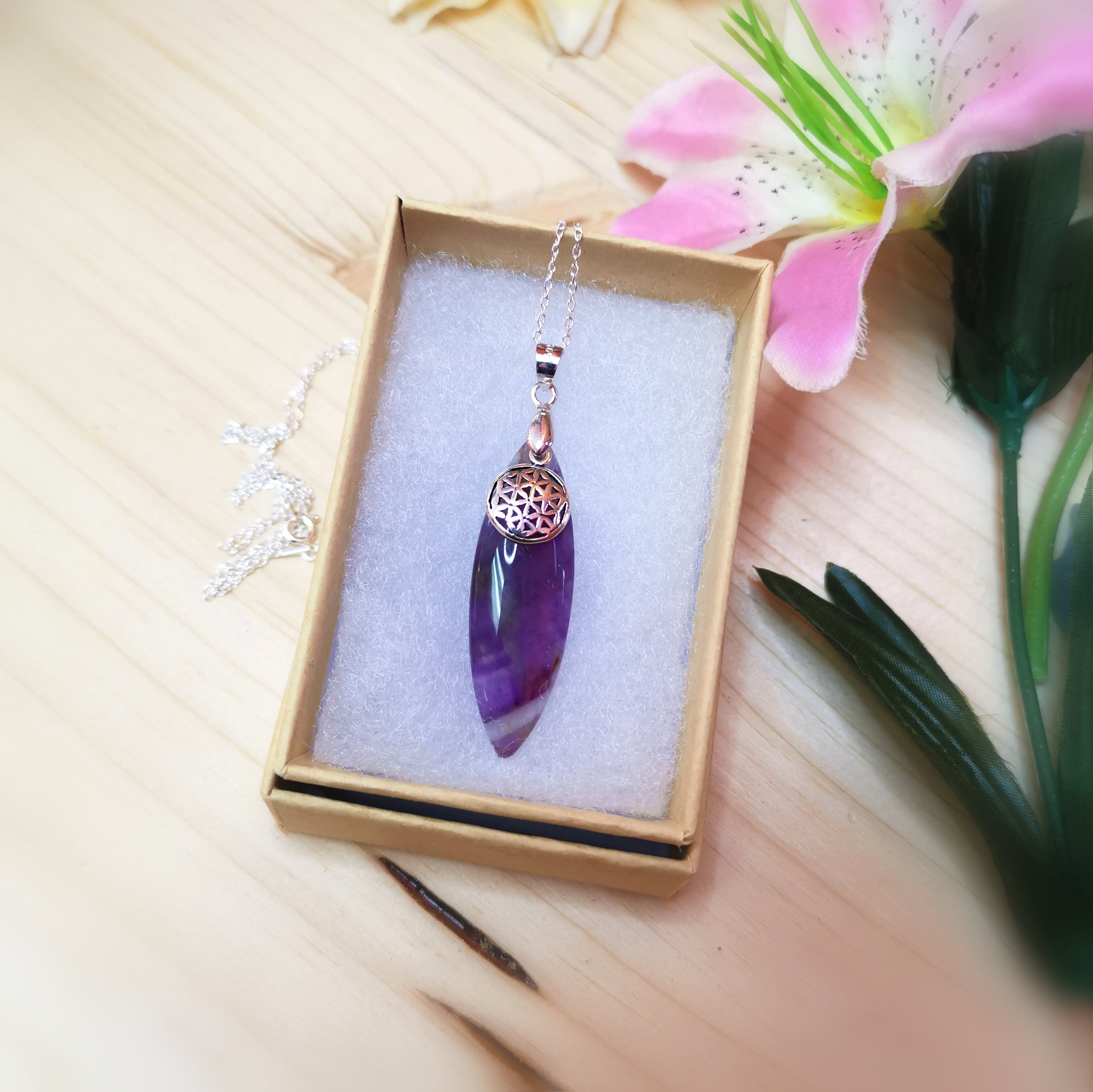 Chevron Amethyst lila weiss, Lebensblume Heilstein Edelstein Karma Schmuck Kette 50 cm, geweiht - Lebensmut