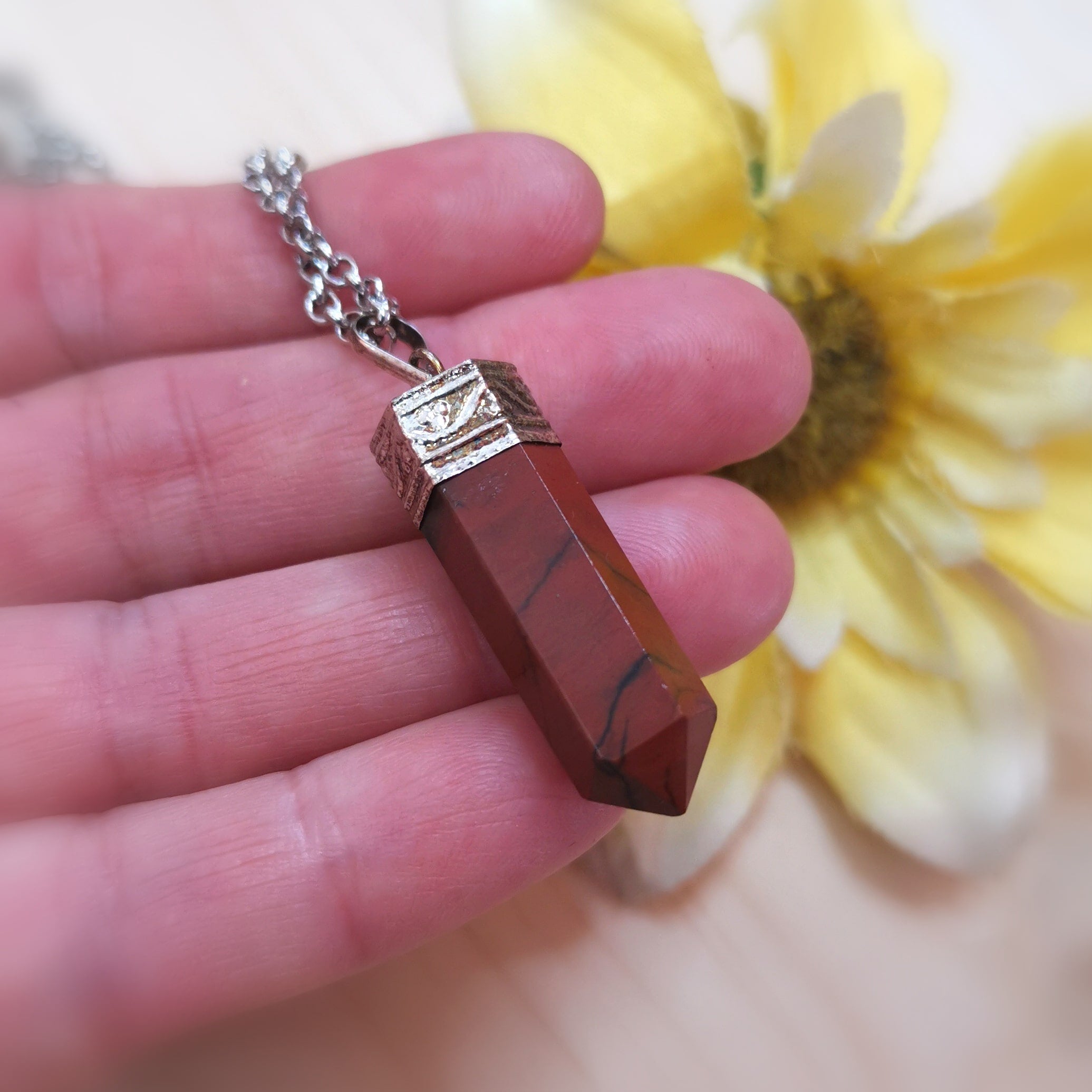 Jaspe rojo piedra preciosa varilla pluma curación piedra raíz chakra karma collar - fuerza y conexión a tierra
