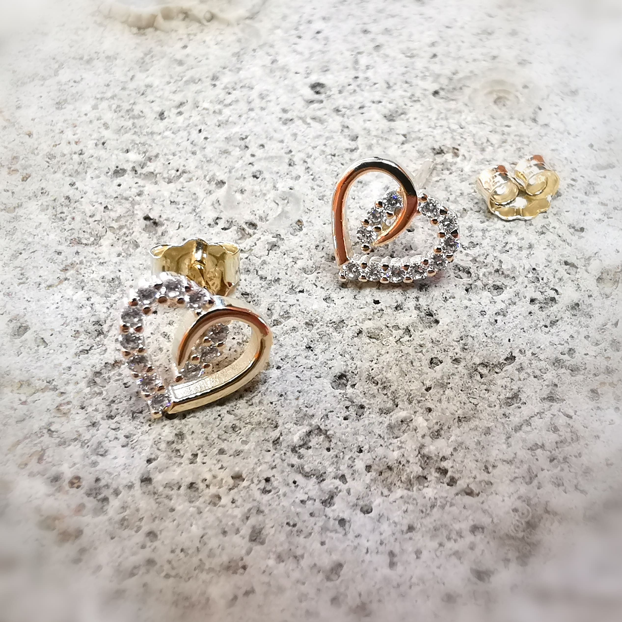 Gold Herz Zirkon Ohrringe Ohrstecker Gold, Sterlingsilber vergoldet, Karma Ohrringe, in Liebe