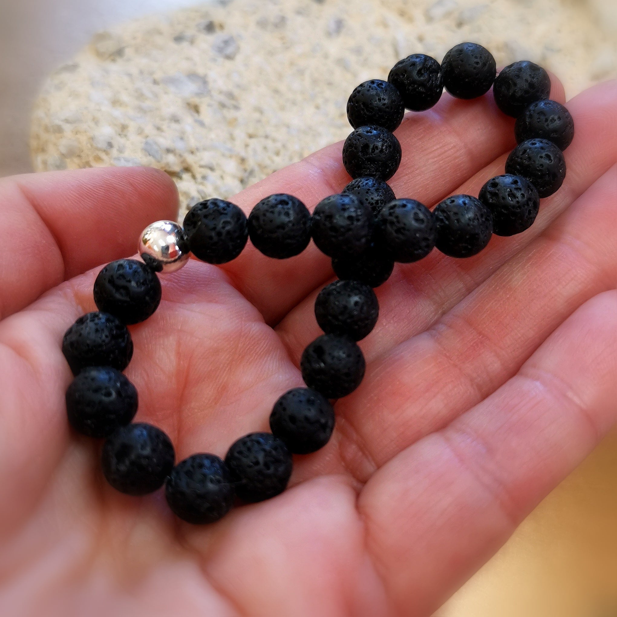 Lava Heilstein Karma Armband schwarz Unisex, geweiht: Wurzelchakra Aura Kraft und Gelassenheit