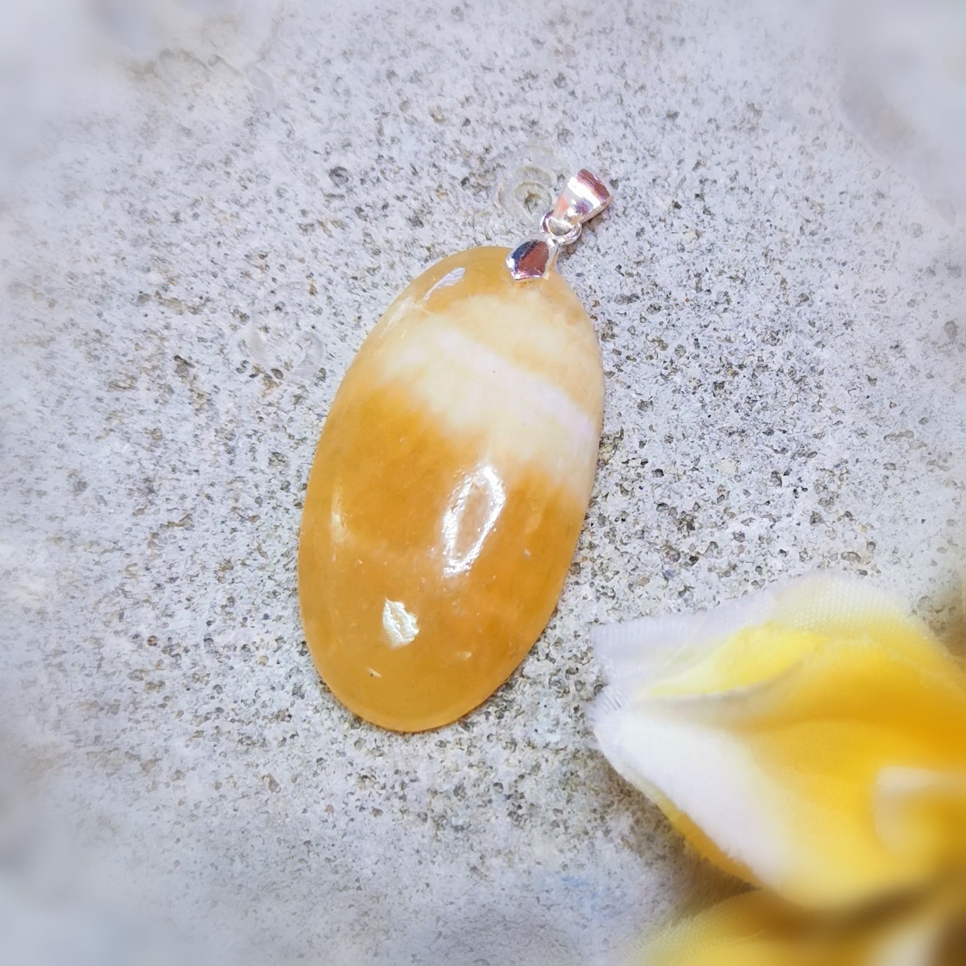 Orangencalcit Lebensfreude Edelstein A-Qualität ovales Amulett, Karma Heilstein Anhänger, geweiht Licht und Liebe