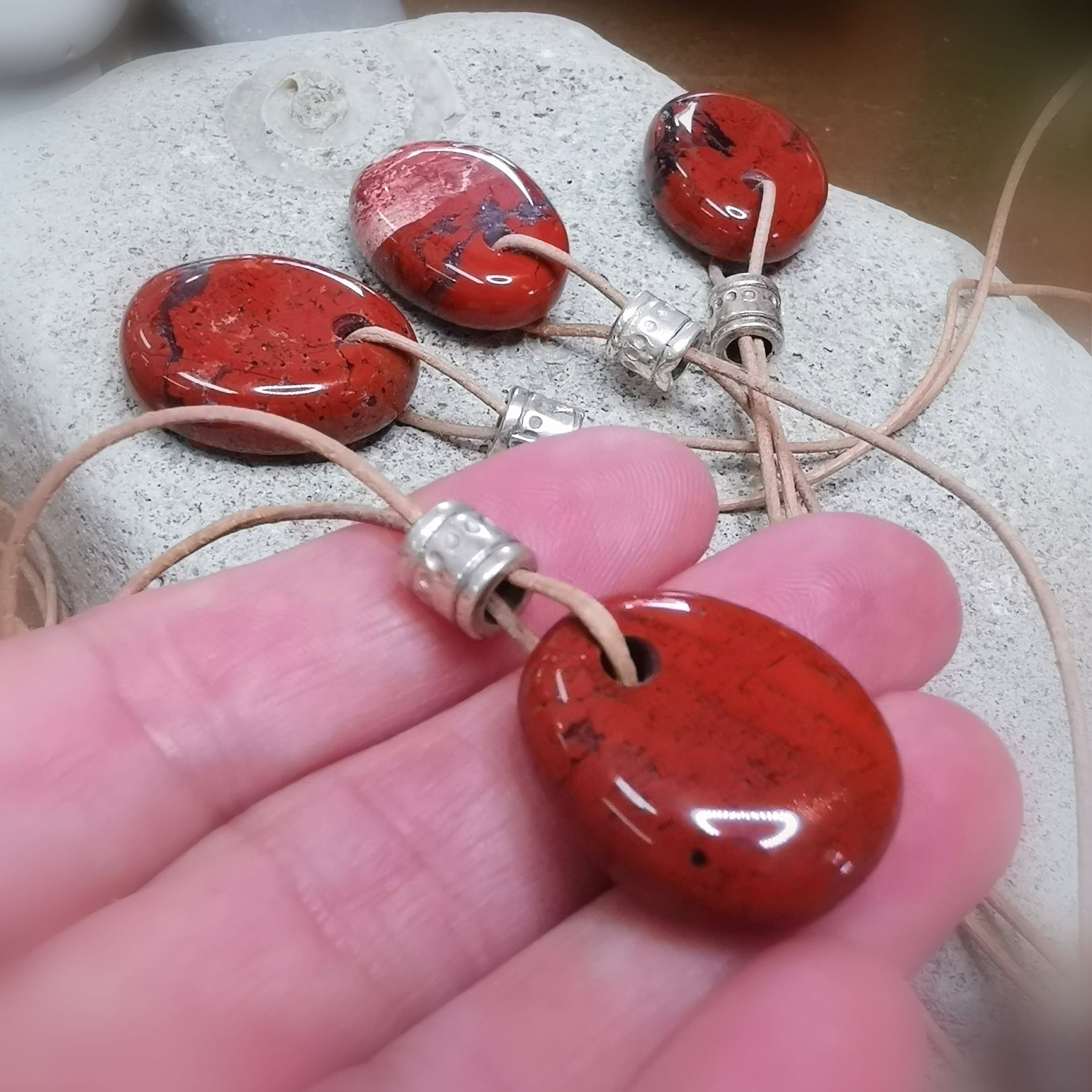 roter Jaspis Edelstein Heilstein WurzelChakra Karma Kette - Kraft und Erdung