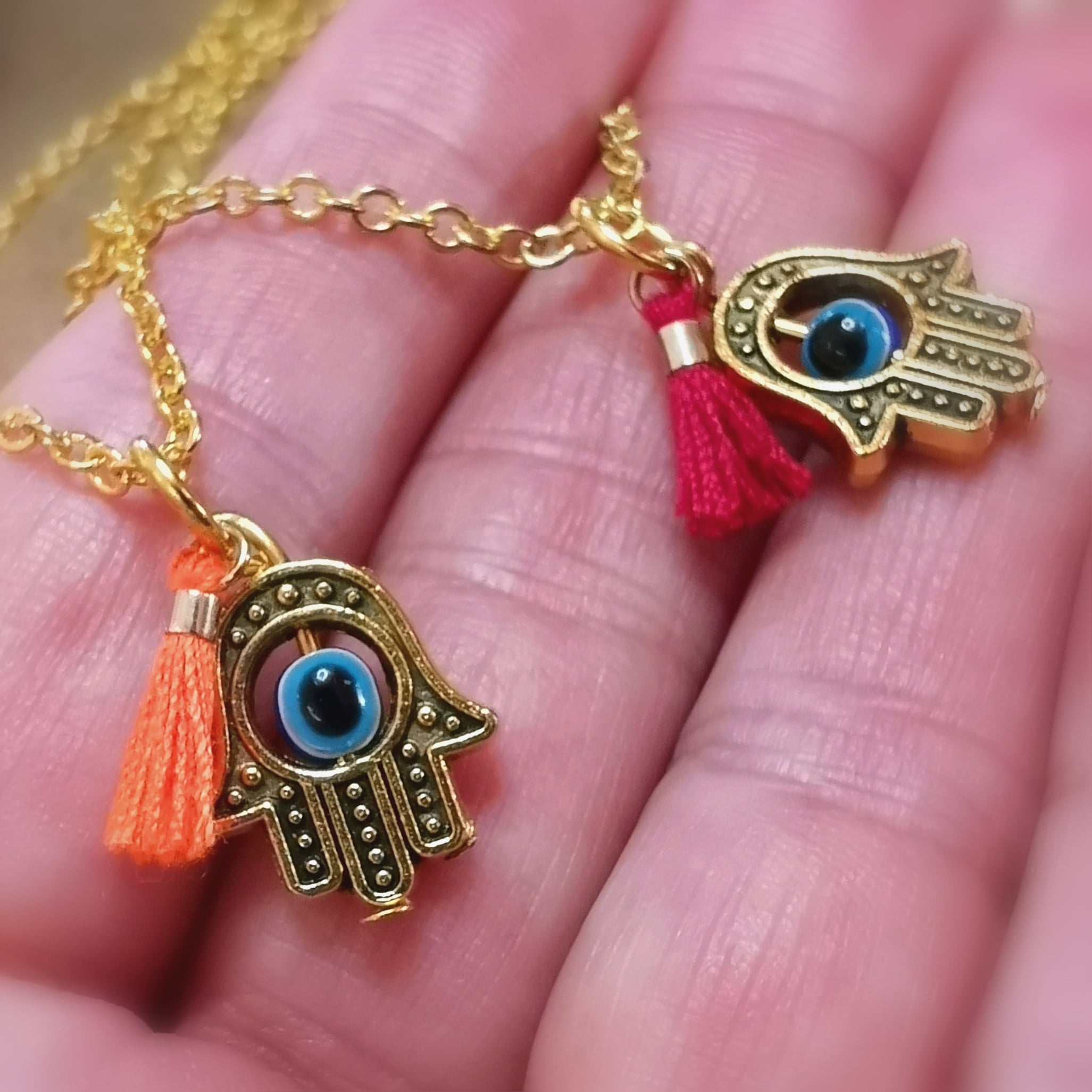 schützende Fatimas Hand Boho Karma Kette Gold, Schutzamulett mit Quaste Troddel Neon Orange