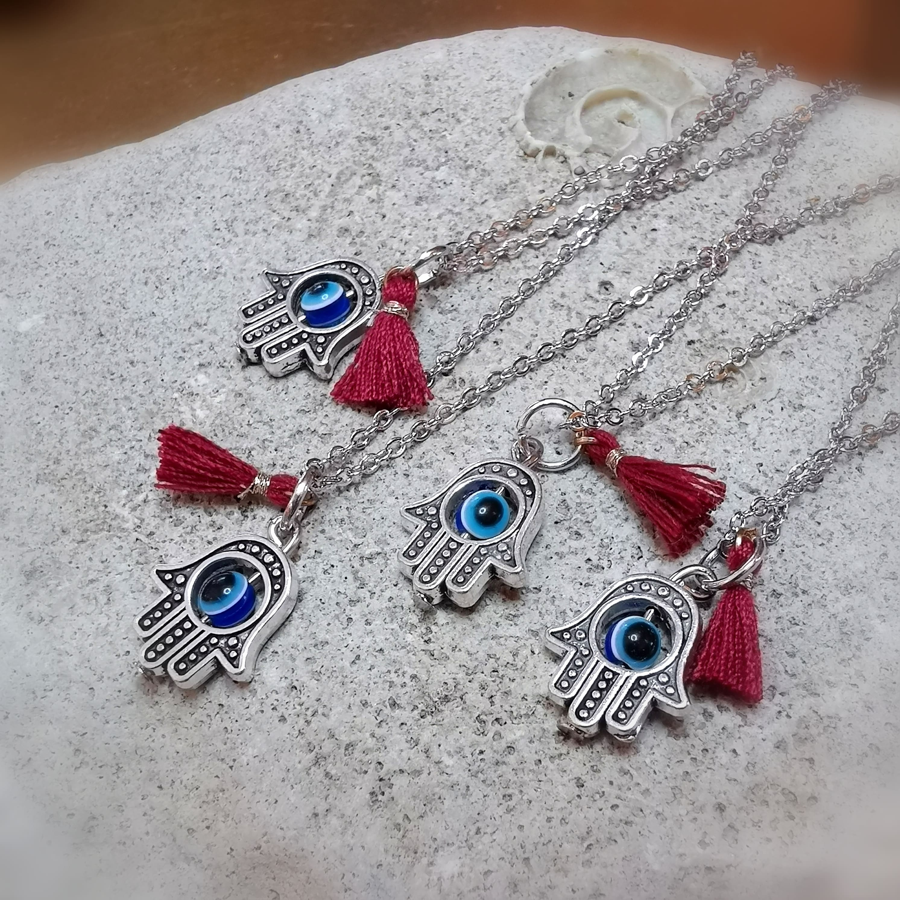 schützende Fatimas Hand Boho Karma Kette Silber, Schutzamulett mit roter Quaste Troddel Neon