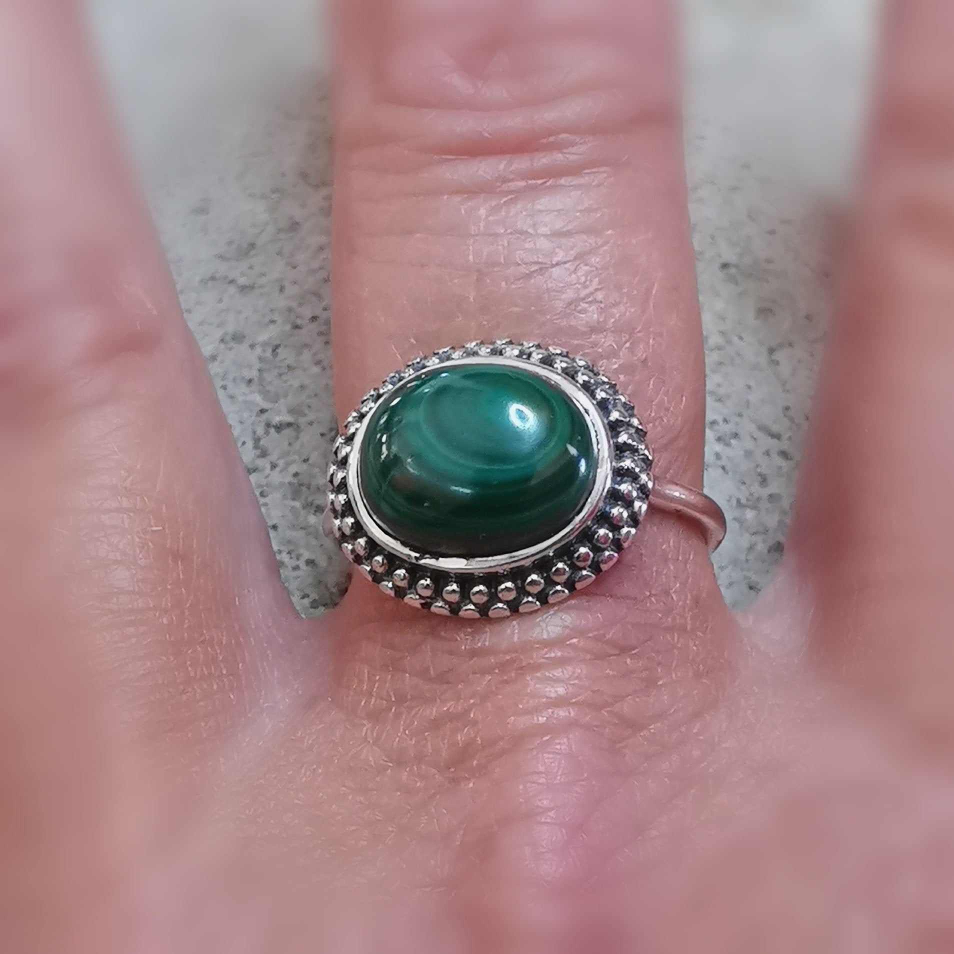 Malachit Edelstein Herzchakra Karma Ring Grün, Größe 57, Sterlingsilber Heilstein geweiht - Energiefluss der Lebendigkeit