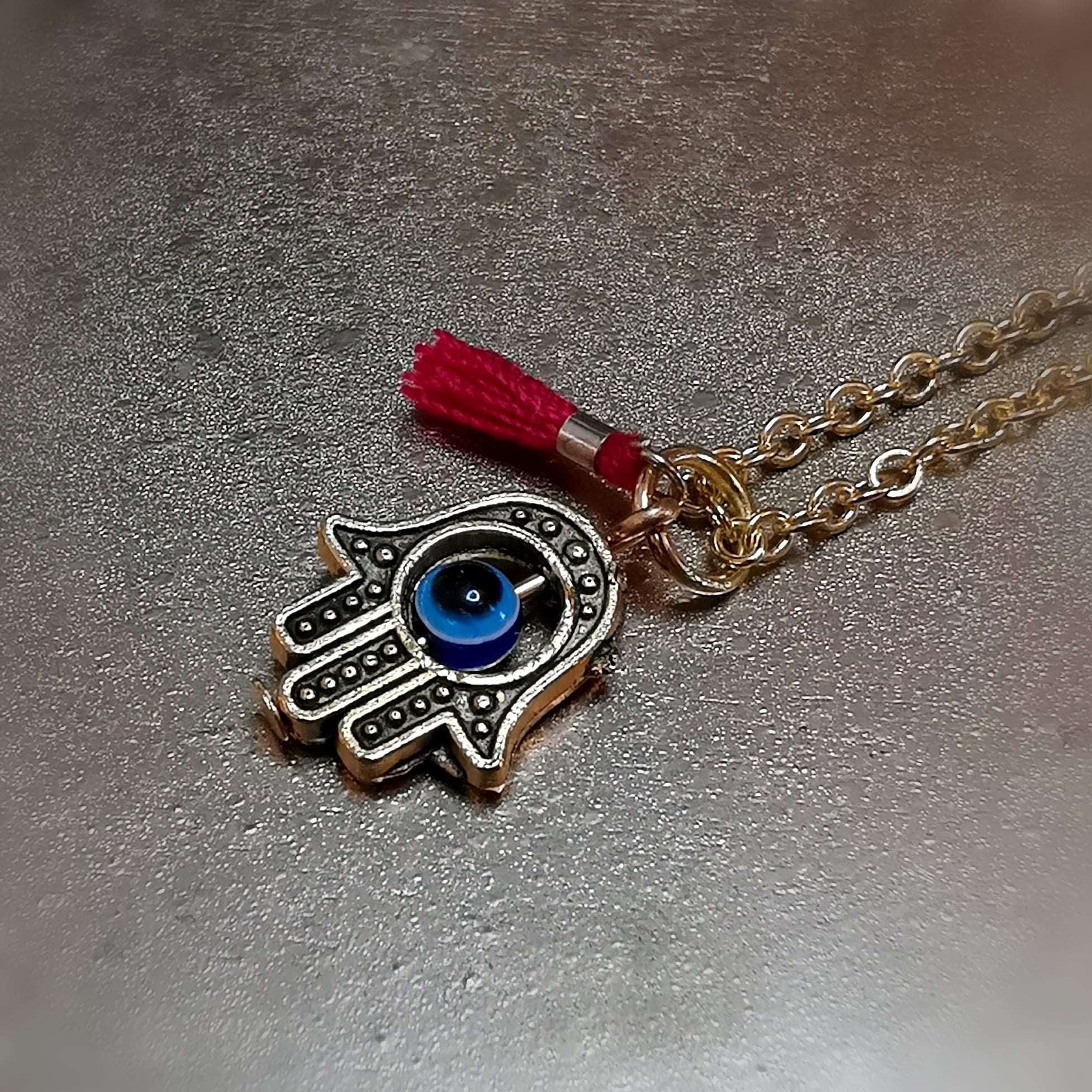 schützende Fatimas Hand Boho Karma Kette Gold, Schutzamulett mit Quaste Troddel in Rot