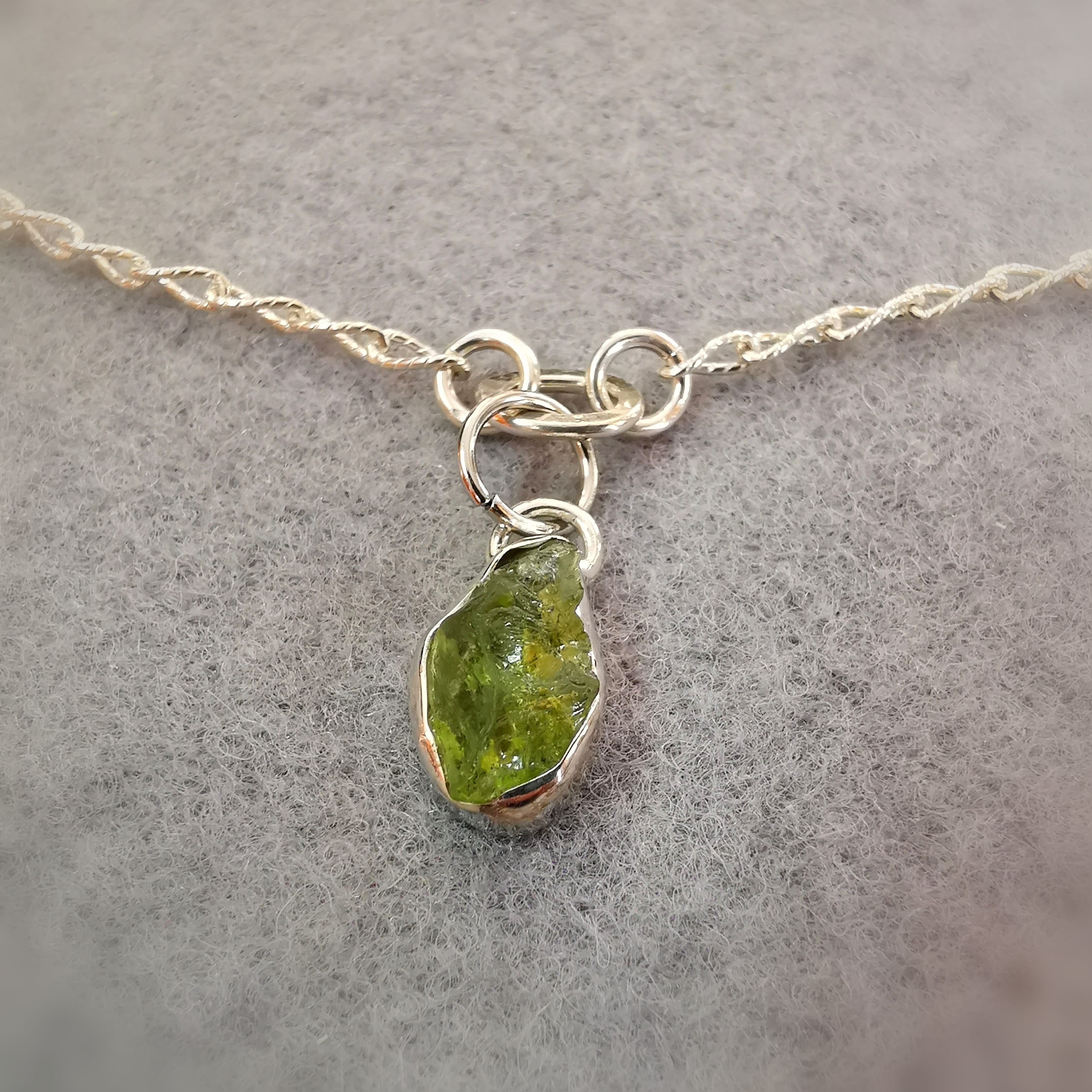 Olivin / Peridot Natur Rohstein Heilstein Fusskettchen Armband Sterlingsilber 19 - 23 cm - neue Kraft und Lebensfreude