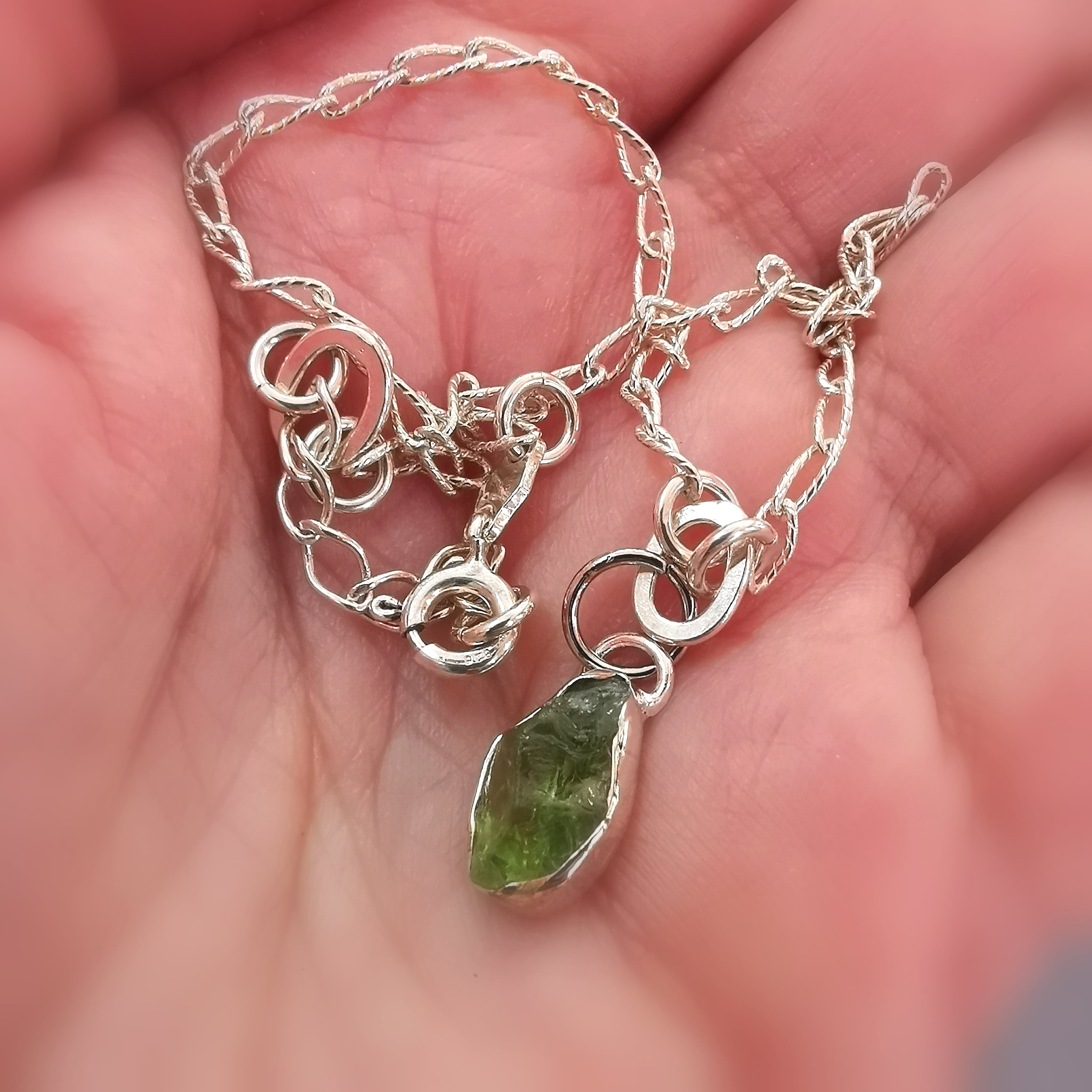 Olivin / Peridot Natur Rohstein Heilstein Fusskettchen Armband Sterlingsilber 19 - 23 cm - neue Kraft und Lebensfreude