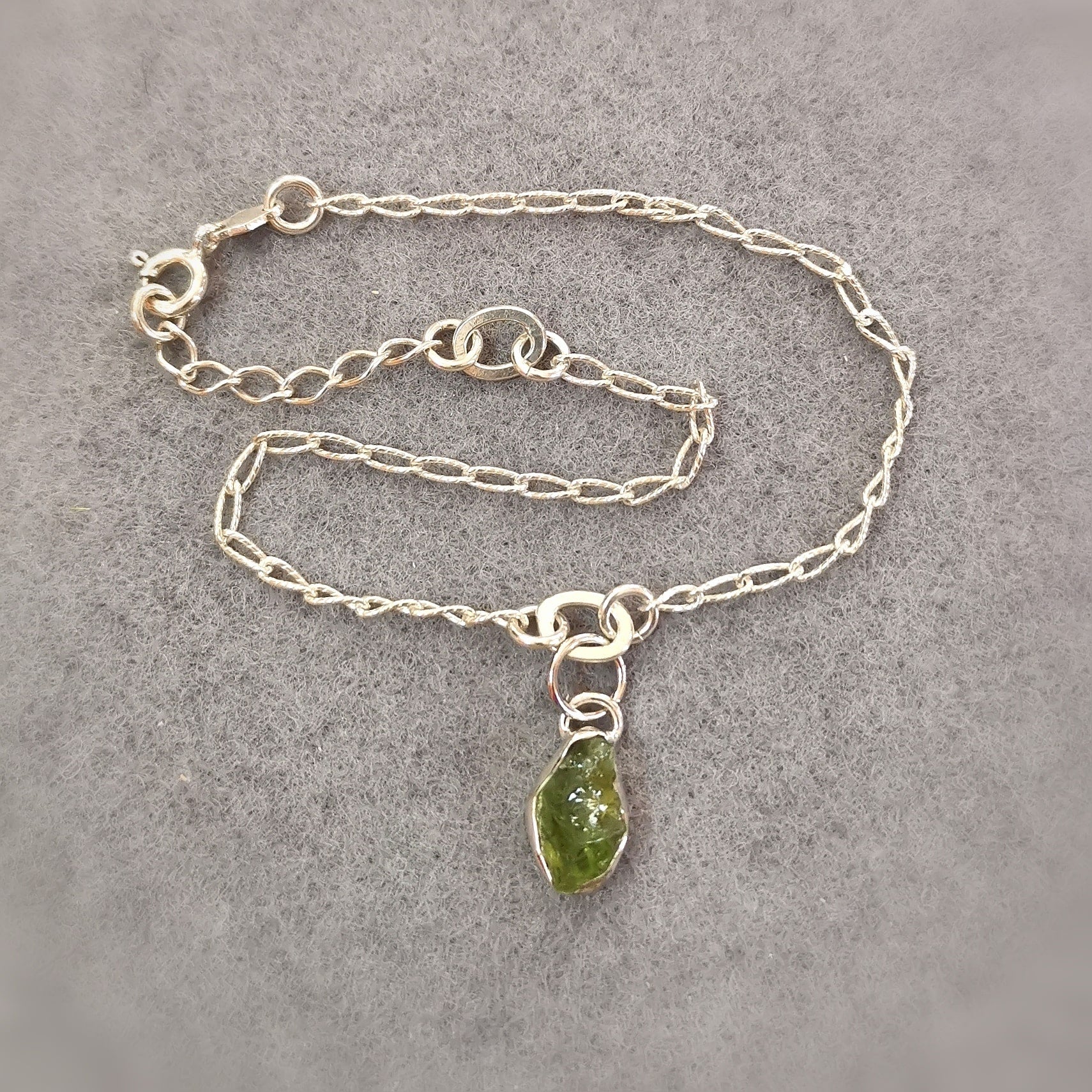 Olivin / Peridot Natur Rohstein Heilstein Fusskettchen Armband Sterlingsilber 19 - 23 cm - neue Kraft und Lebensfreude