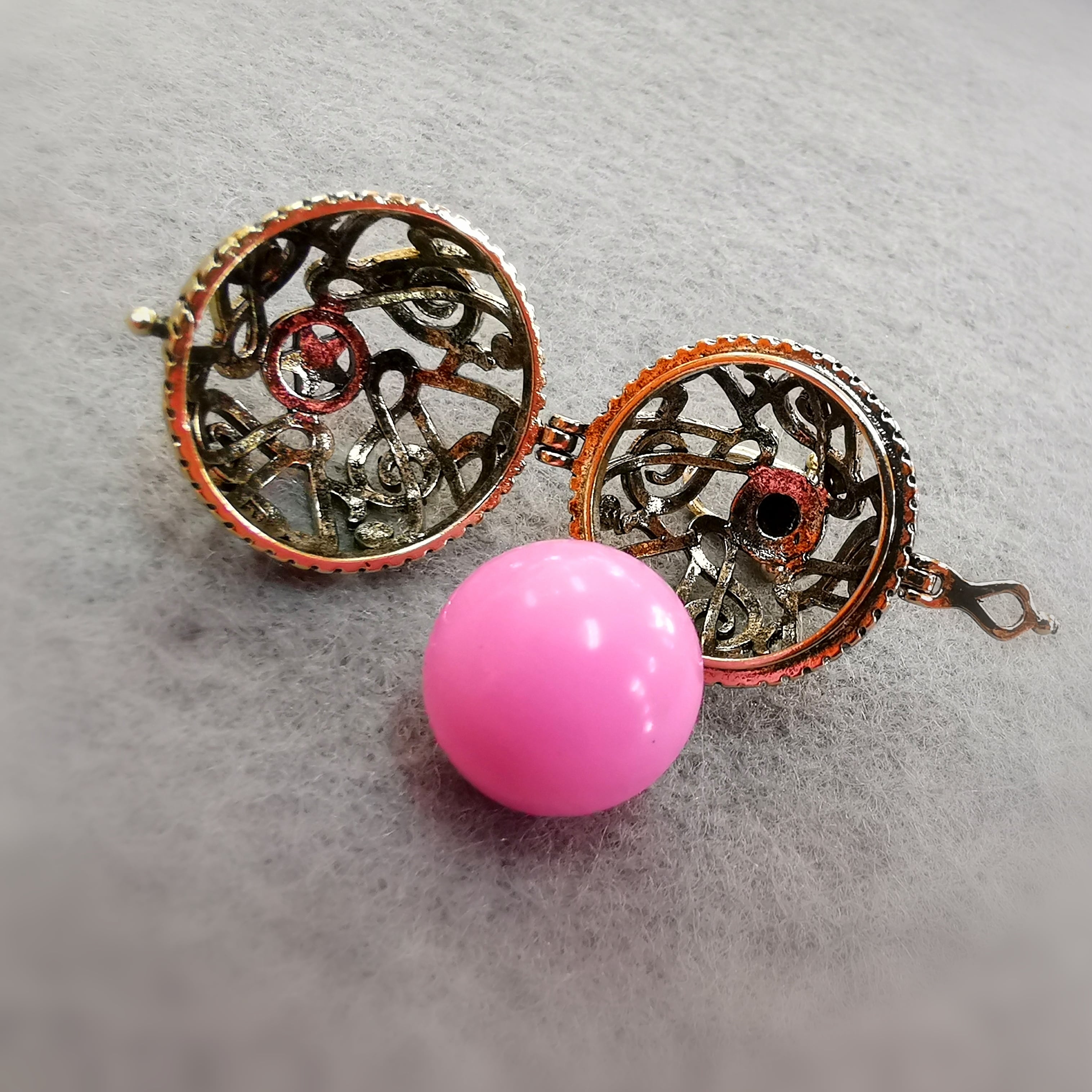 Engelsrufer Notenschlüssel Klangkugel Anhänger, Metall goldfarben, Innenkugel rosa pink