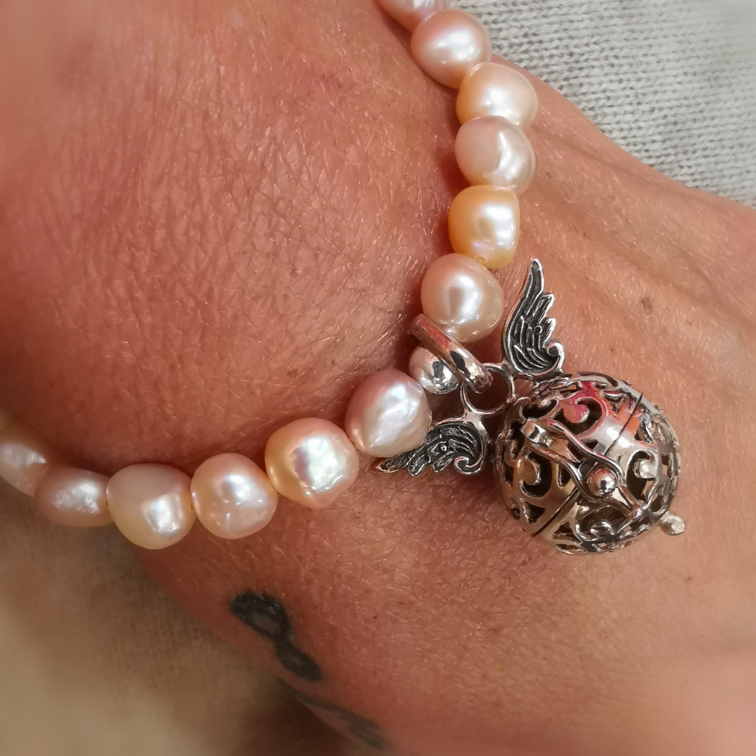 Engelsrufer Klangkugel Süsswasser Perle Boho Karma Armband aprikot rose pastell, geweiht - Lebe Liebe Lache