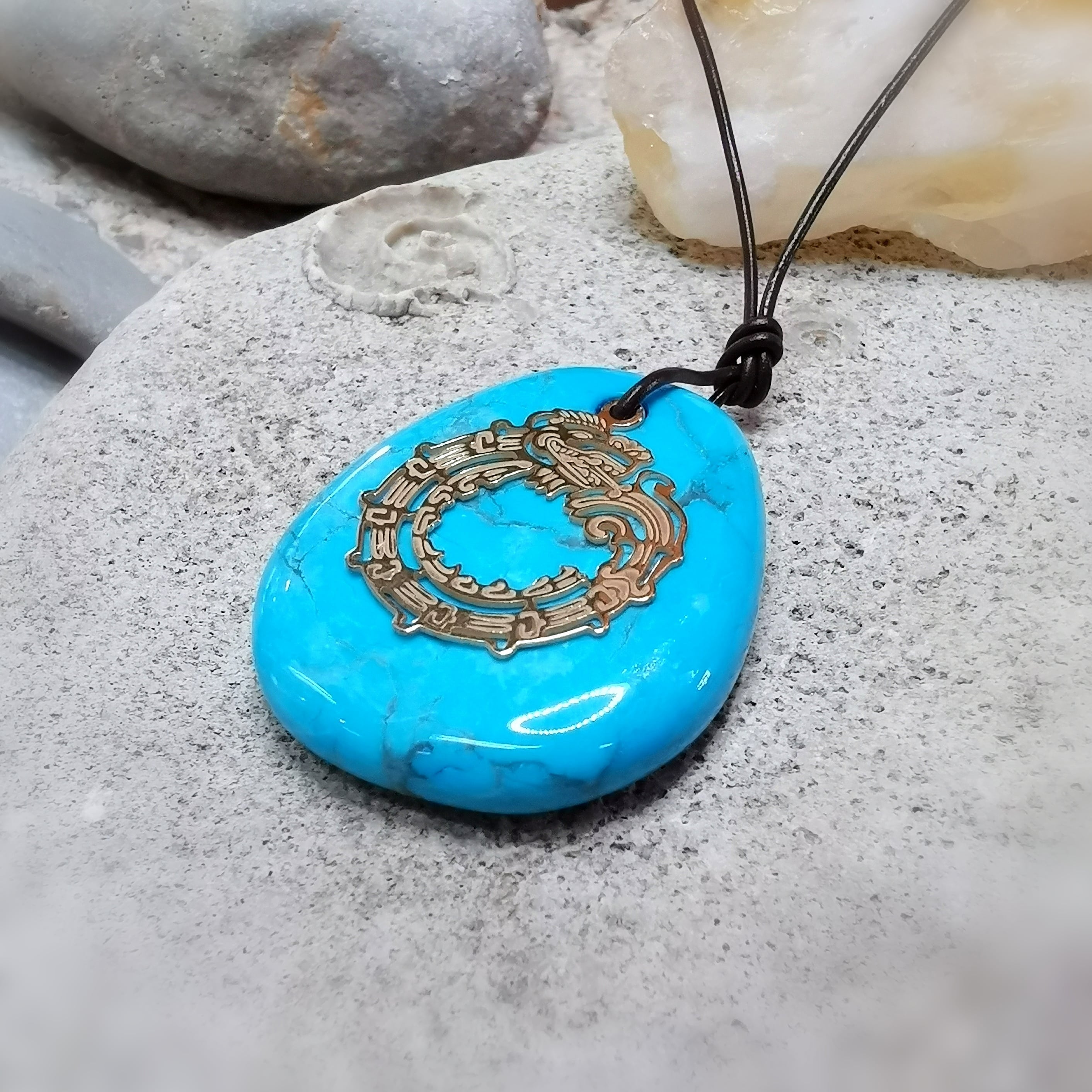 Türkis Howlith Drachen Krafttier Amulett Gold Karma Edelstein Heilstein Kette Leder - Mut und Kraft