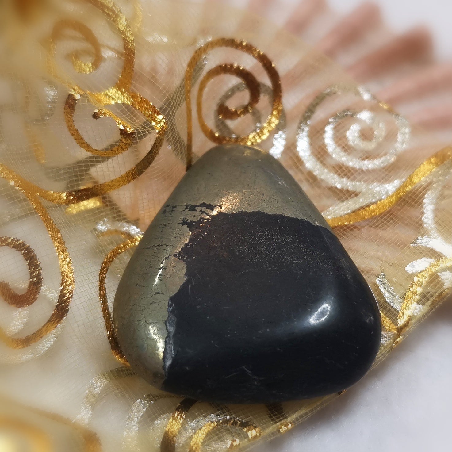 ✨ Piedra curativa de pirita en la palma: libera bloqueos y activa nueva energía