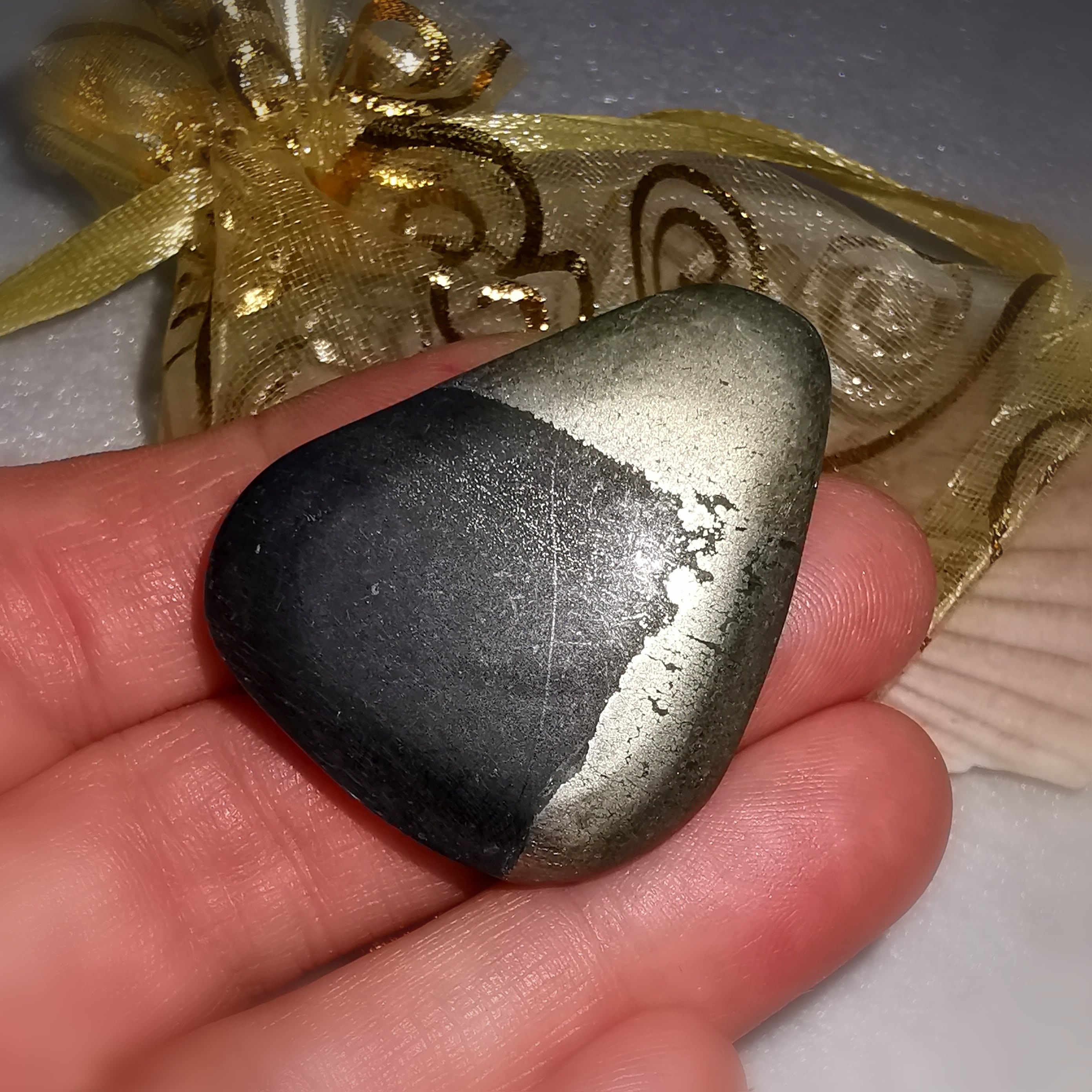 ✨ Piedra curativa de pirita en la palma: libera bloqueos y activa nueva energía