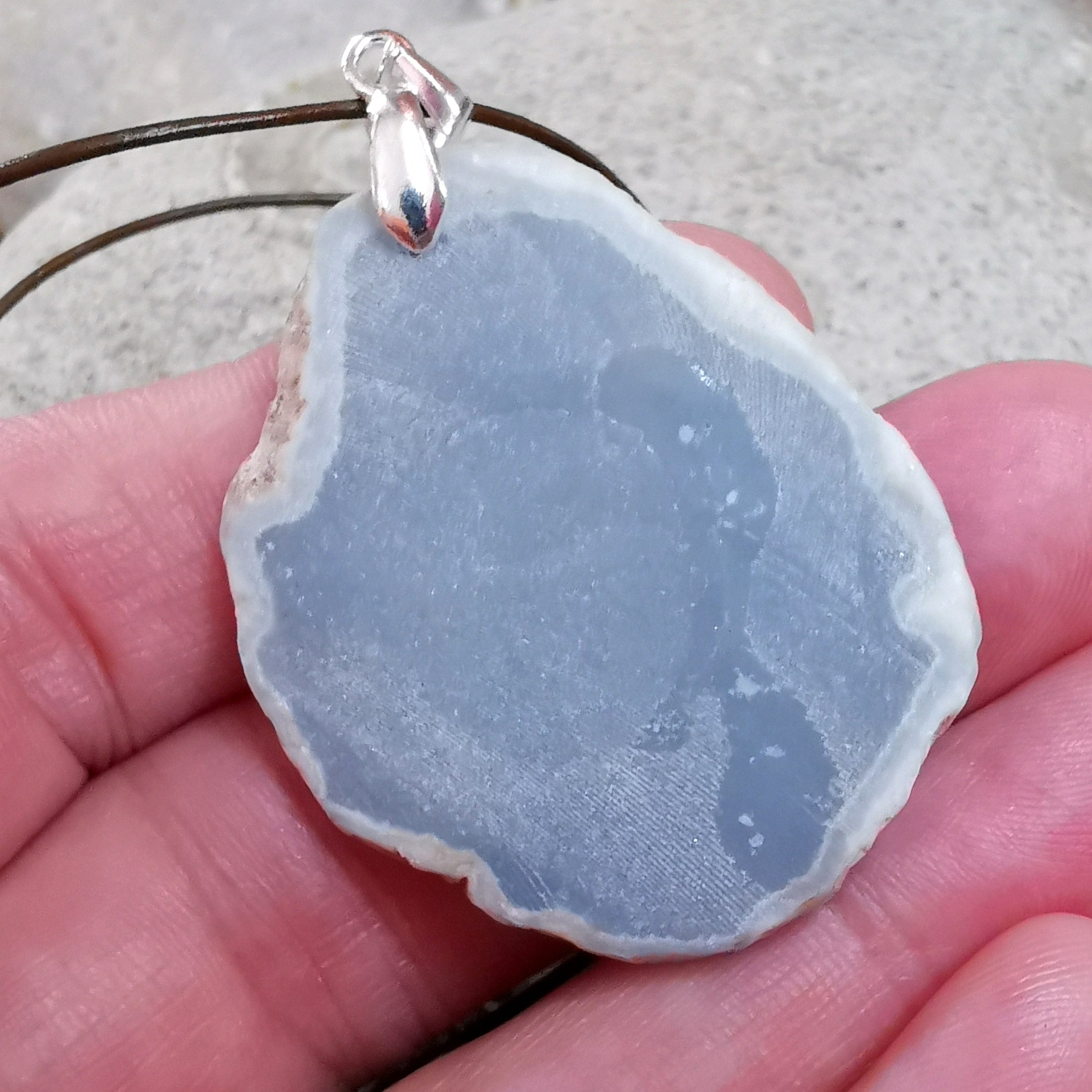 Angelit Natur Scheibe – Edelstein Amulett Anhänger - Licht der Engel
