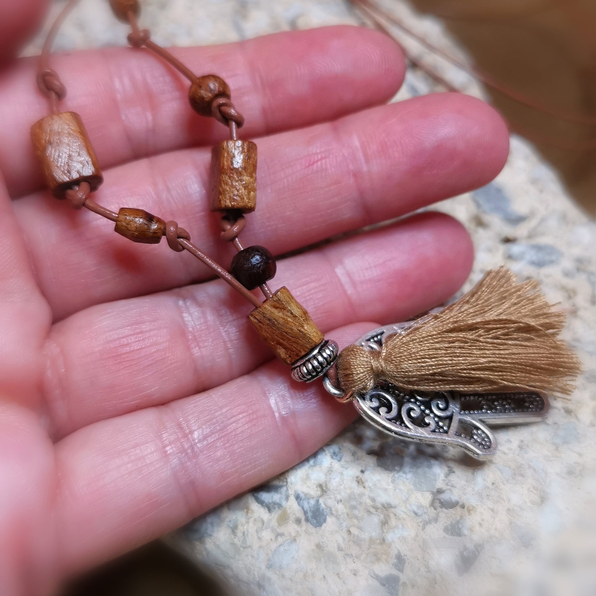 Fatimas Hand Hippie Boho Karma Kette an Leder mit Troddel nougat, Schutzamulett