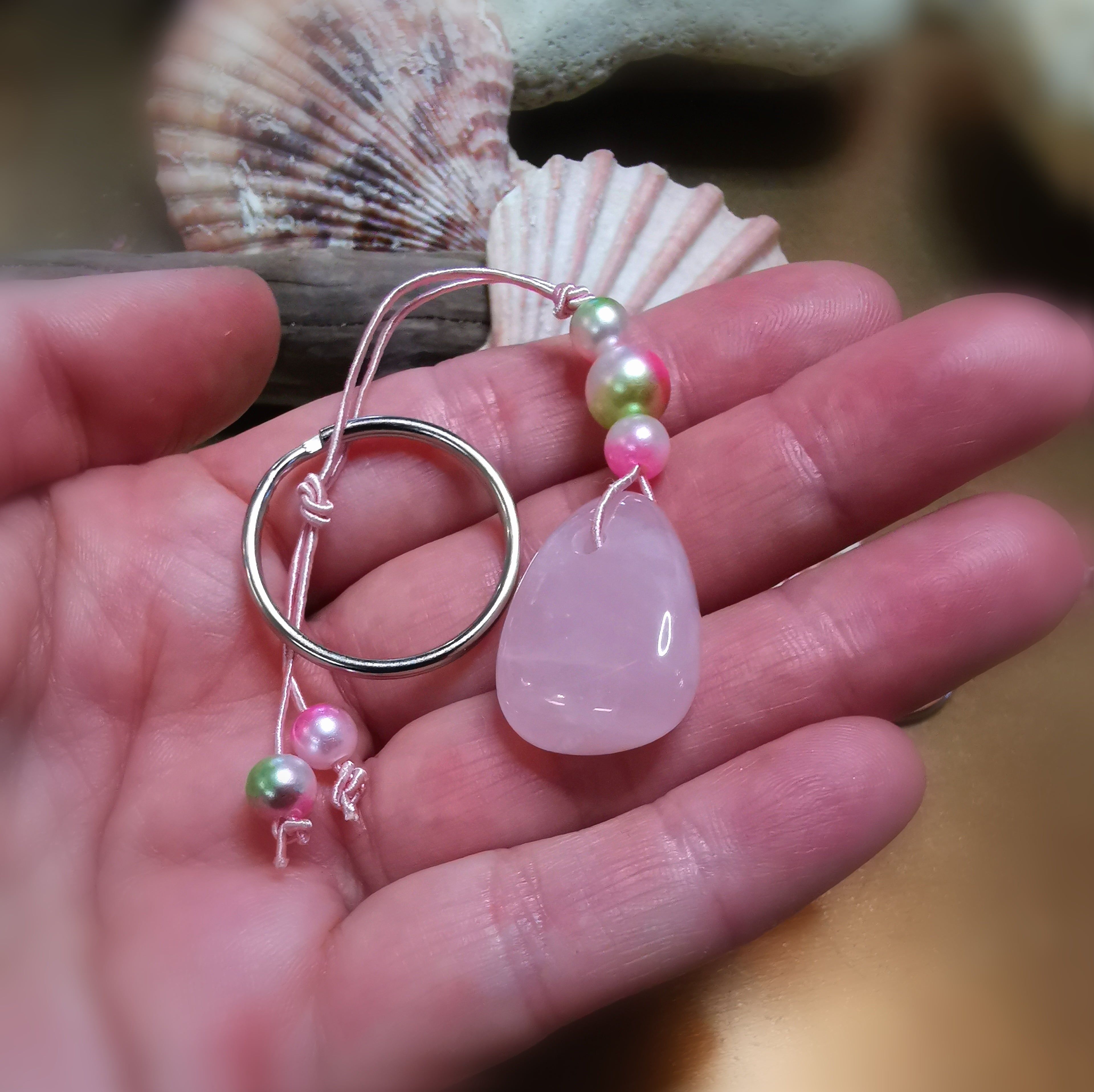 Rosenquarz Charm Schlüsselanhänger, Edelstein mit Kunstperlen, Herzchakra Heilstein geweiht, voller Liebe