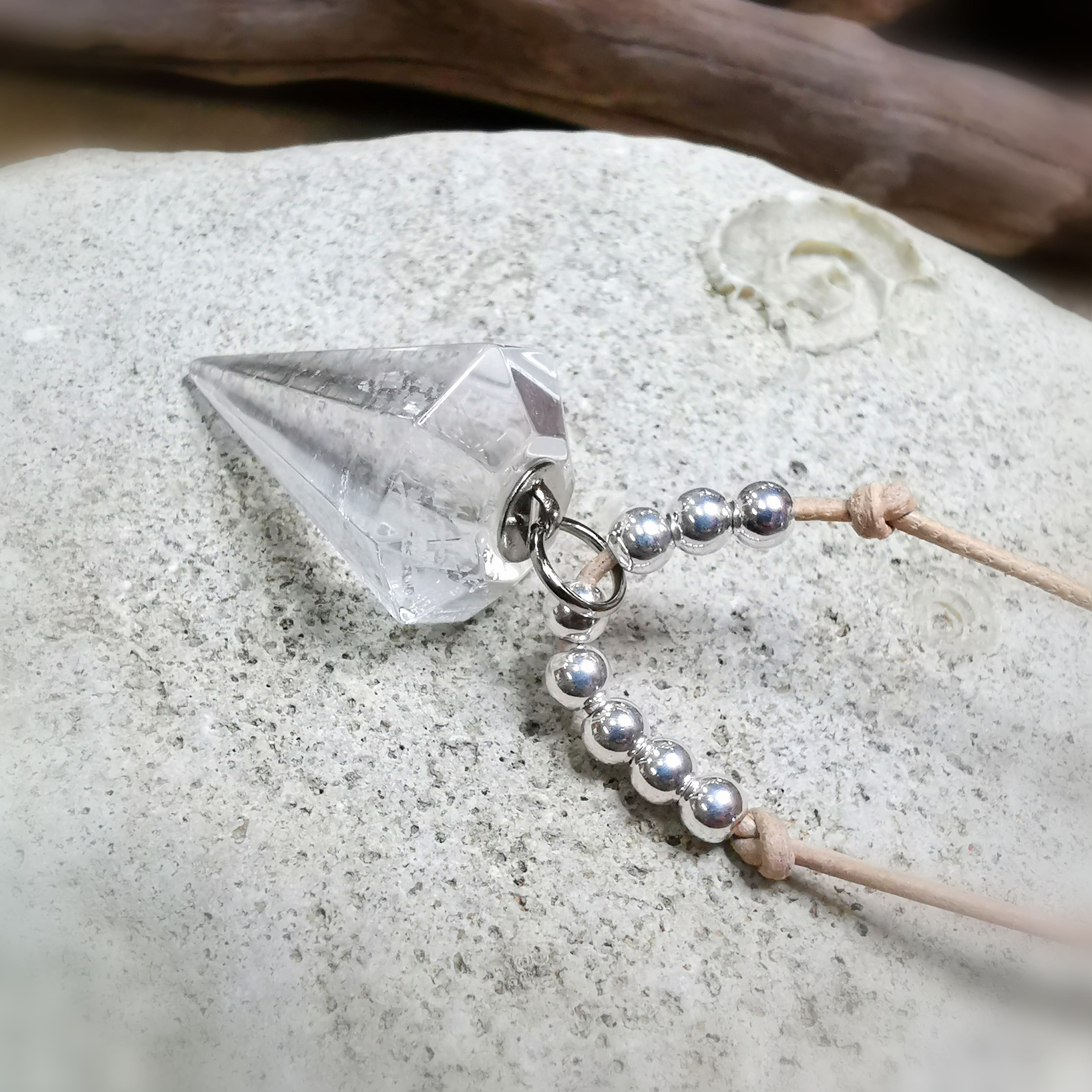 Bergkristall Spitze Pendel Edelstein Leder Sterlingsilber Karma Kette, geweiht, Klarheit und freie Gedanken