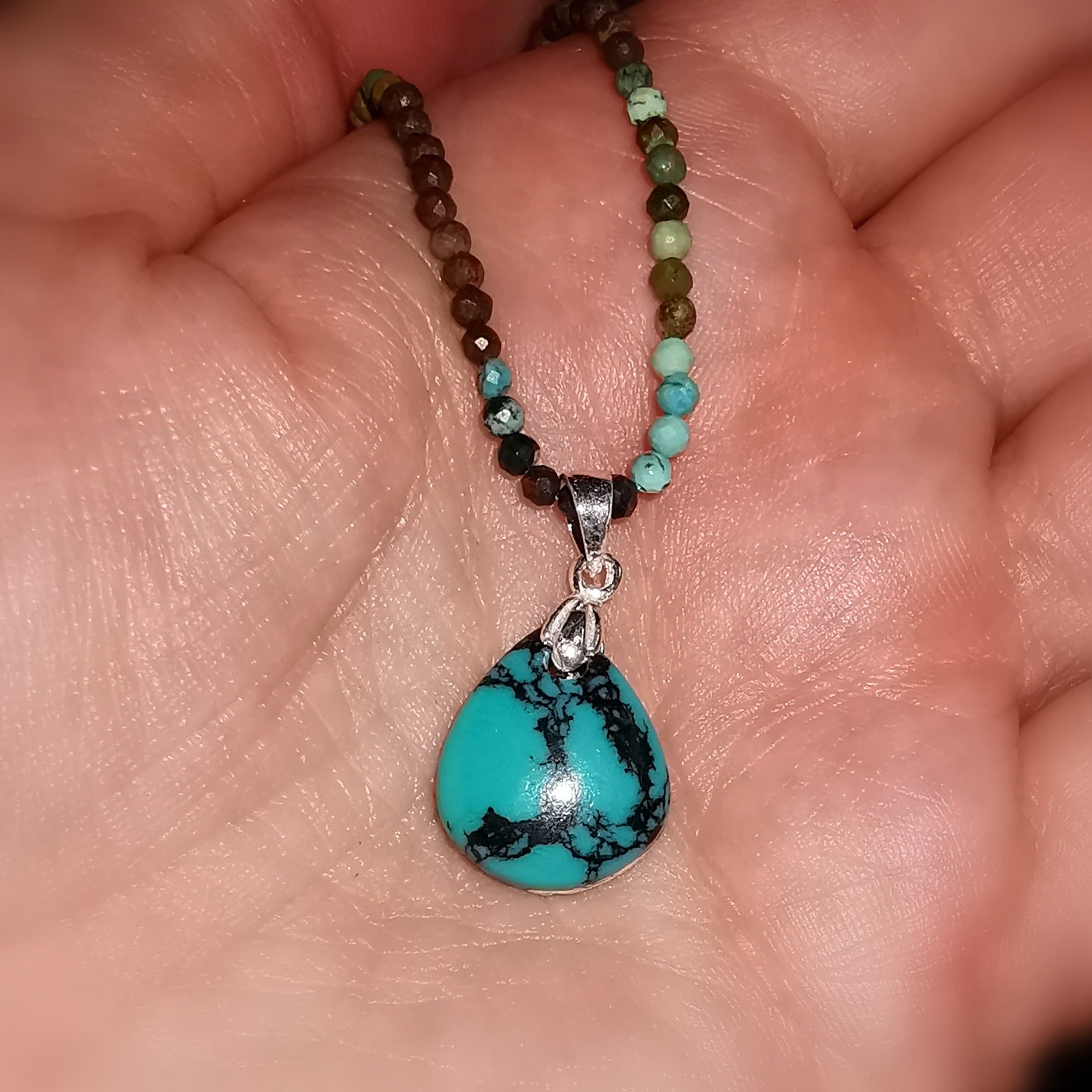 Türkis Natural, Echt Türkis Karma Edelstein Heilstein Kette mit Howlith Tropfen, 2 mm filigran, Freiheit, Lebensfreude (Kopie)
