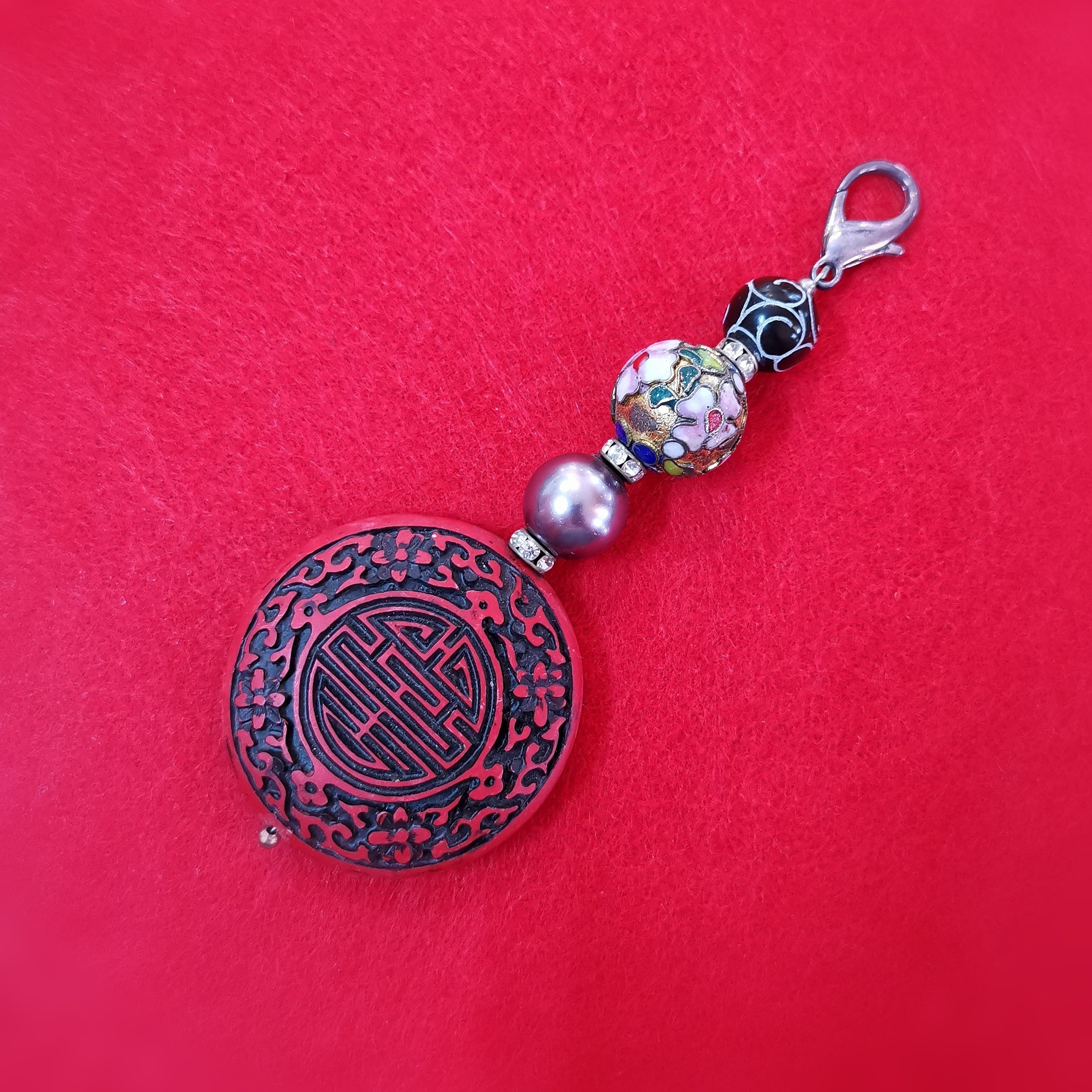 Glücksbringer Asia Charm Schlüsselanhänger XL, Kunstperlen schwarz rot bunt gold