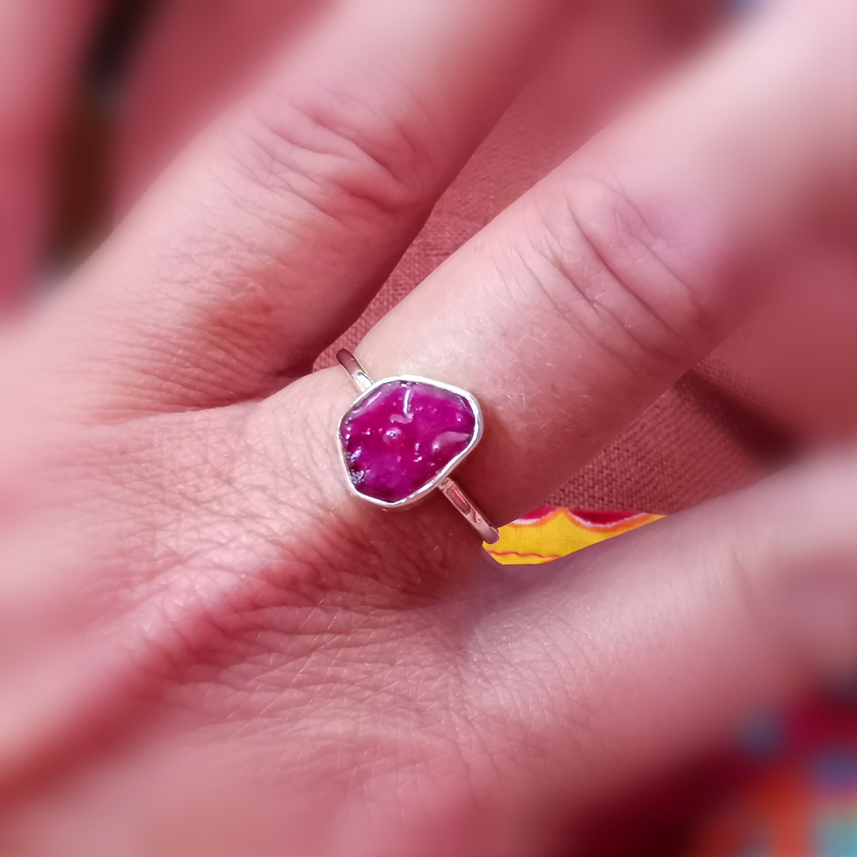 Rubin Korund Sterlingsilber Ring, Rohstein Freiform Heilstein, Größe 58 - Glücksstein der Liebe