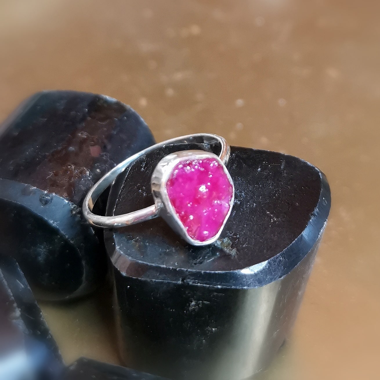Rubin Korund Sterlingsilber Ring, Rohstein Freiform Heilstein, Größe 58 - Glücksstein der Liebe
