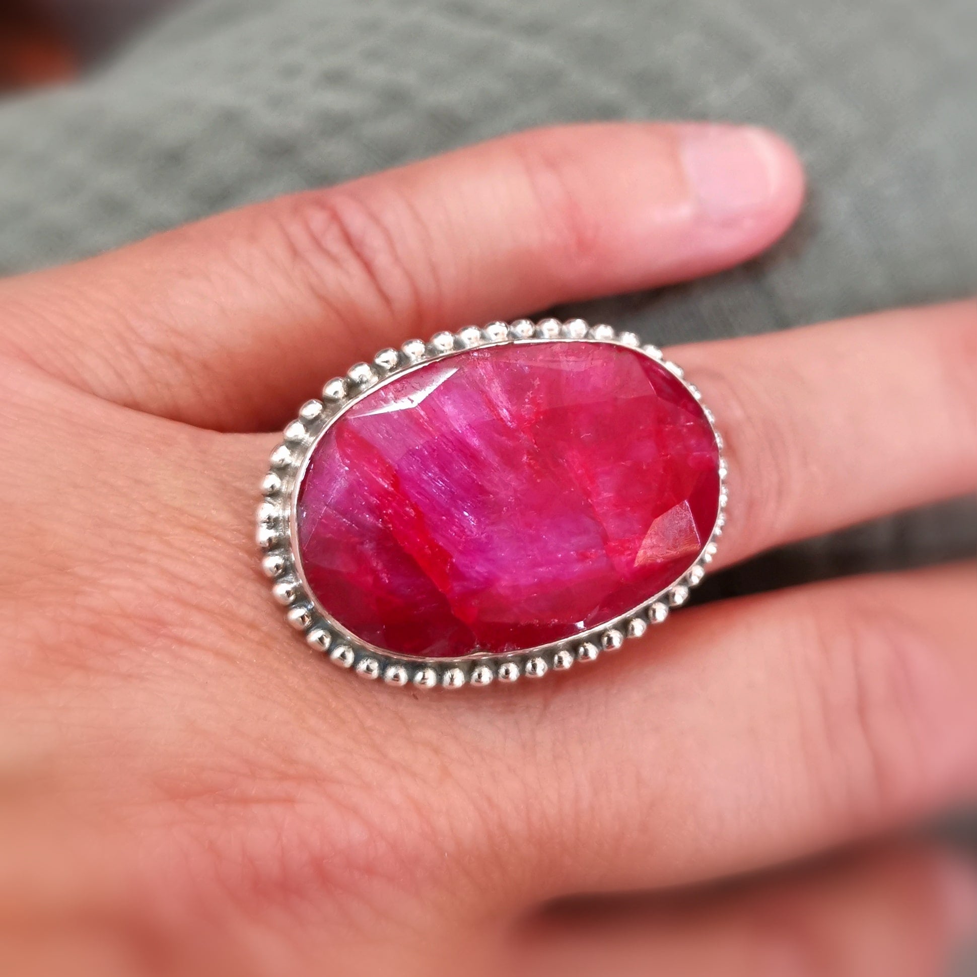 Rubin Korund XL Edelstein Sterlingsilber Ring, Größe 54 - 56, Wurzelchakra und Herz, geweiht Eigenliebe