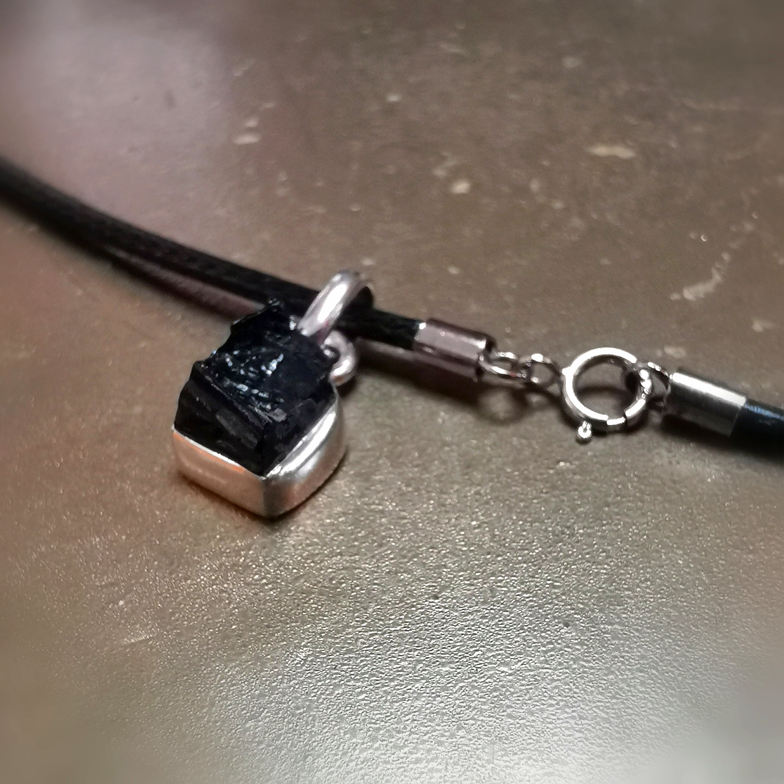 Turmalin Edelstein Natur Heilstein Karma Kette Sterlingsilber Kautschuk, geweiht #geschützt